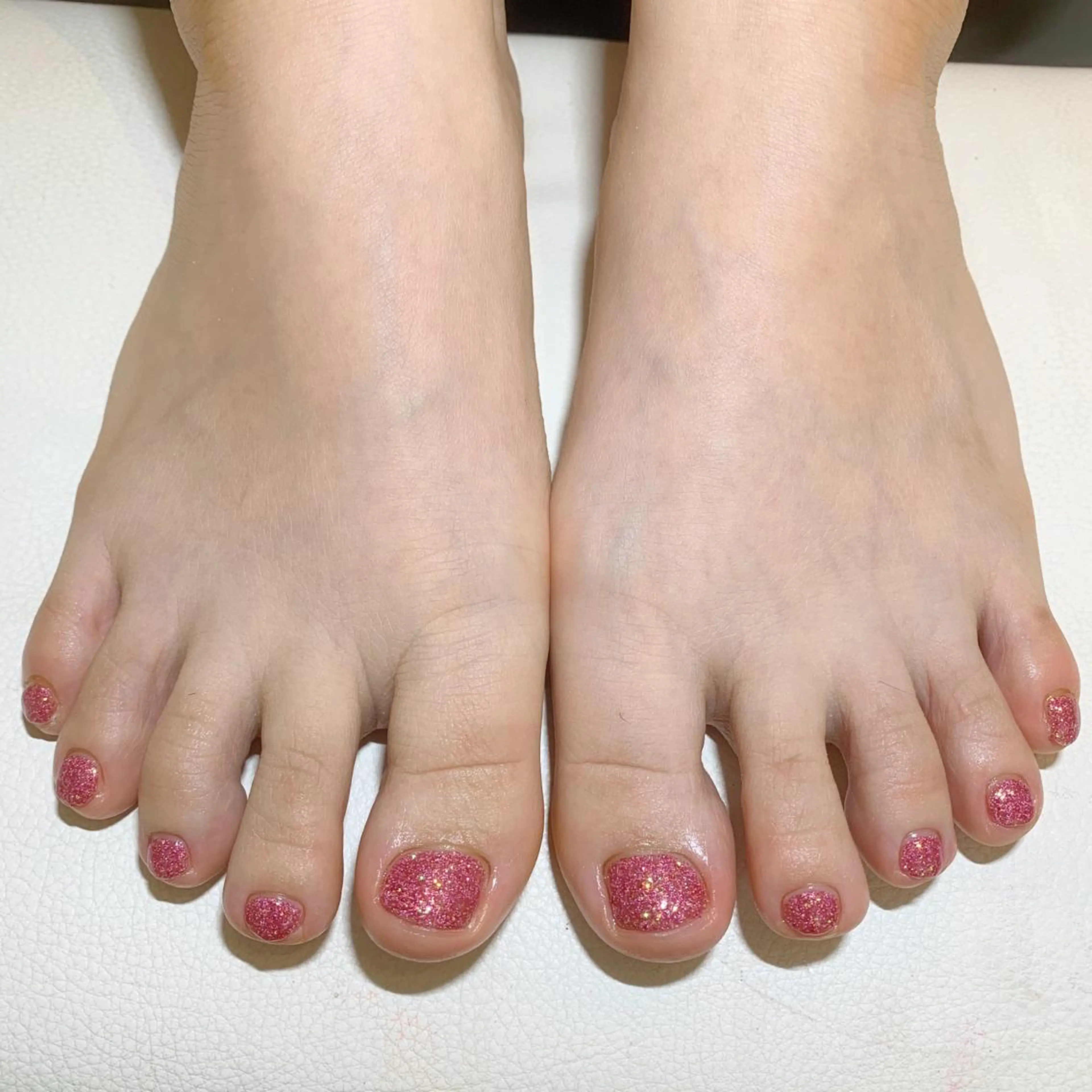 ネイル フットネイル ラメ(グリッター) ワンカラーネイル フットネイル 鈴木 里奈のネイルデザイン