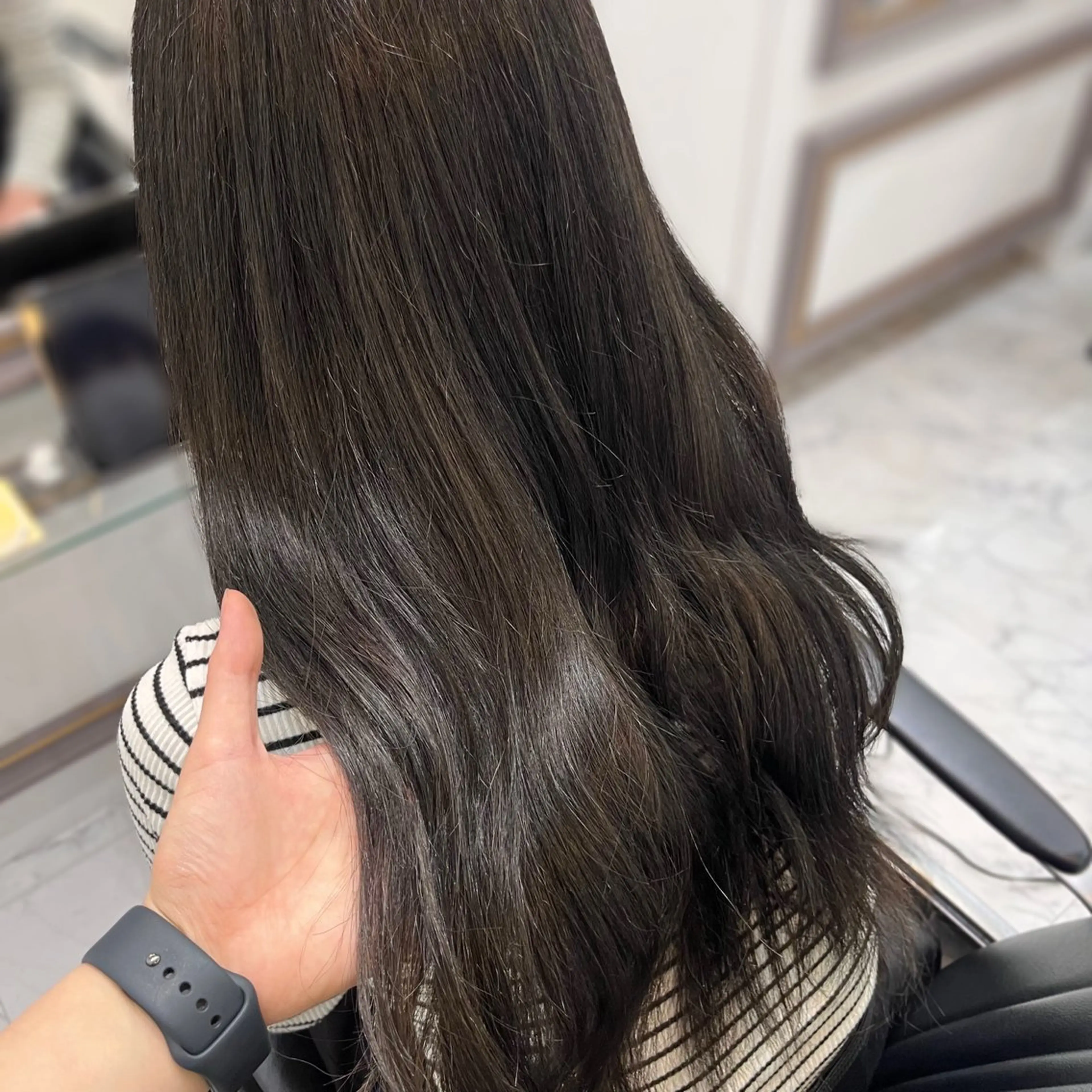 ロング カラー アッシュ アッシュグレー アッシュグレージュ グレージュ 縮毛矯正 THE  ESCALA表参道所属・Hana🌷/ 透明感/艶髪/表参道のヘアスタイル