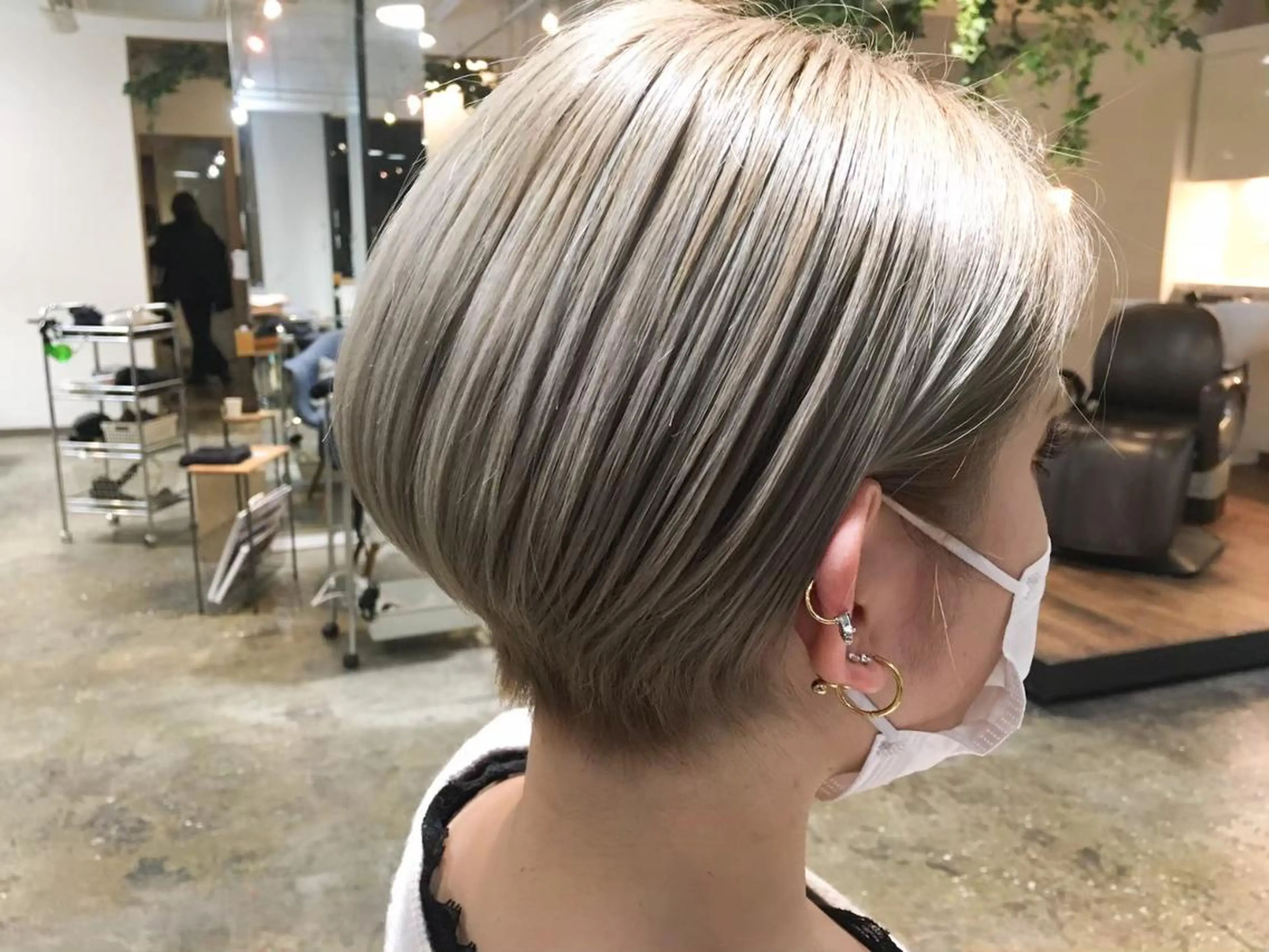 カラー パーマ ヘアアレンジ ショート アディクシーカラー アッシュ ミストバング ブリーチ ブロンド 初めでも安心🌟 newi町田✂のヘアスタイル