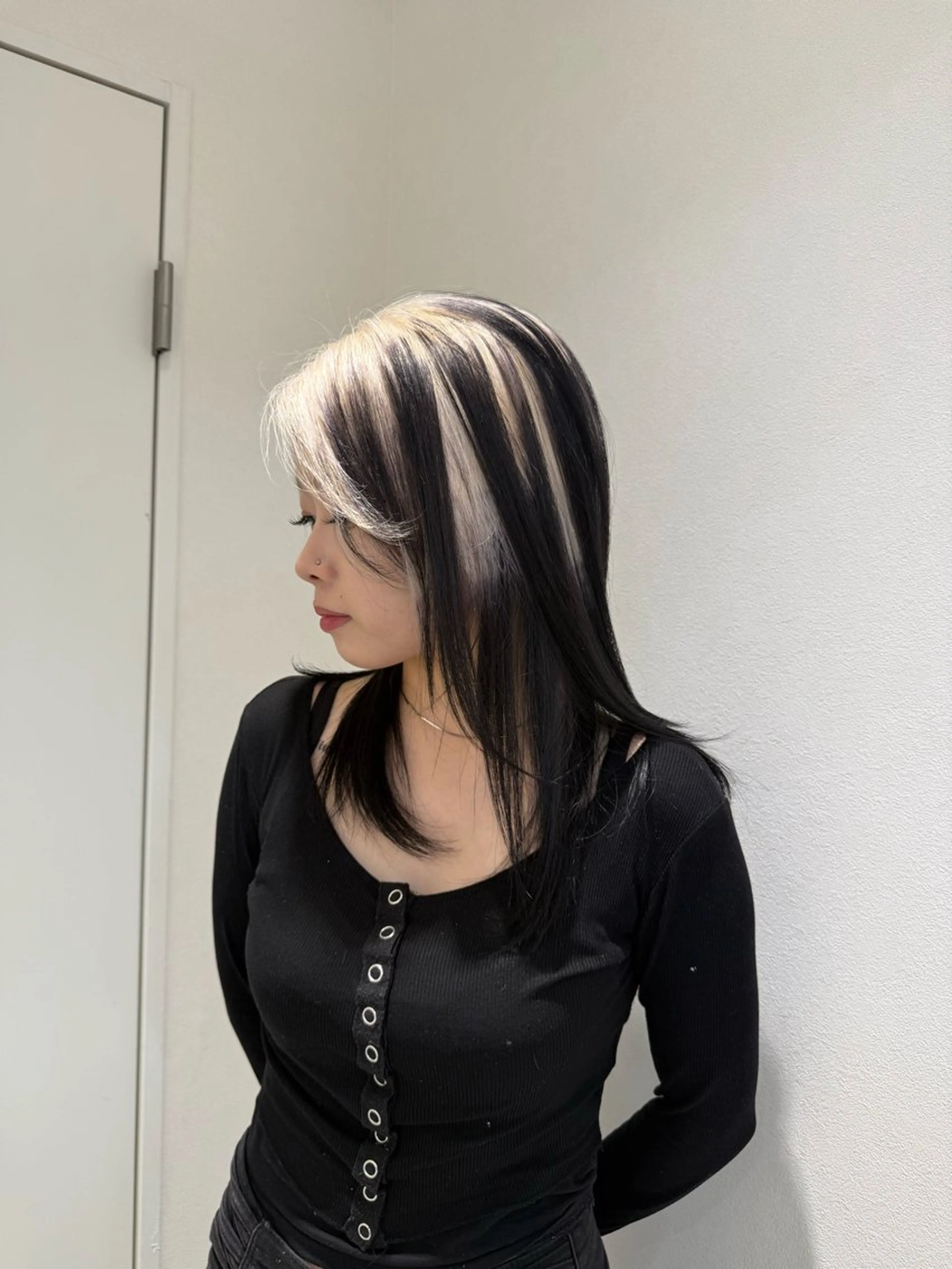 ミディアム カラー ヘアアレンジ ベージュカラー ブリーチ ブロンド デザインカラー ミルクティーベージュ ヘアカラー ハイトーン特化/ 複雑履歴修正/拓真のヘアスタイル