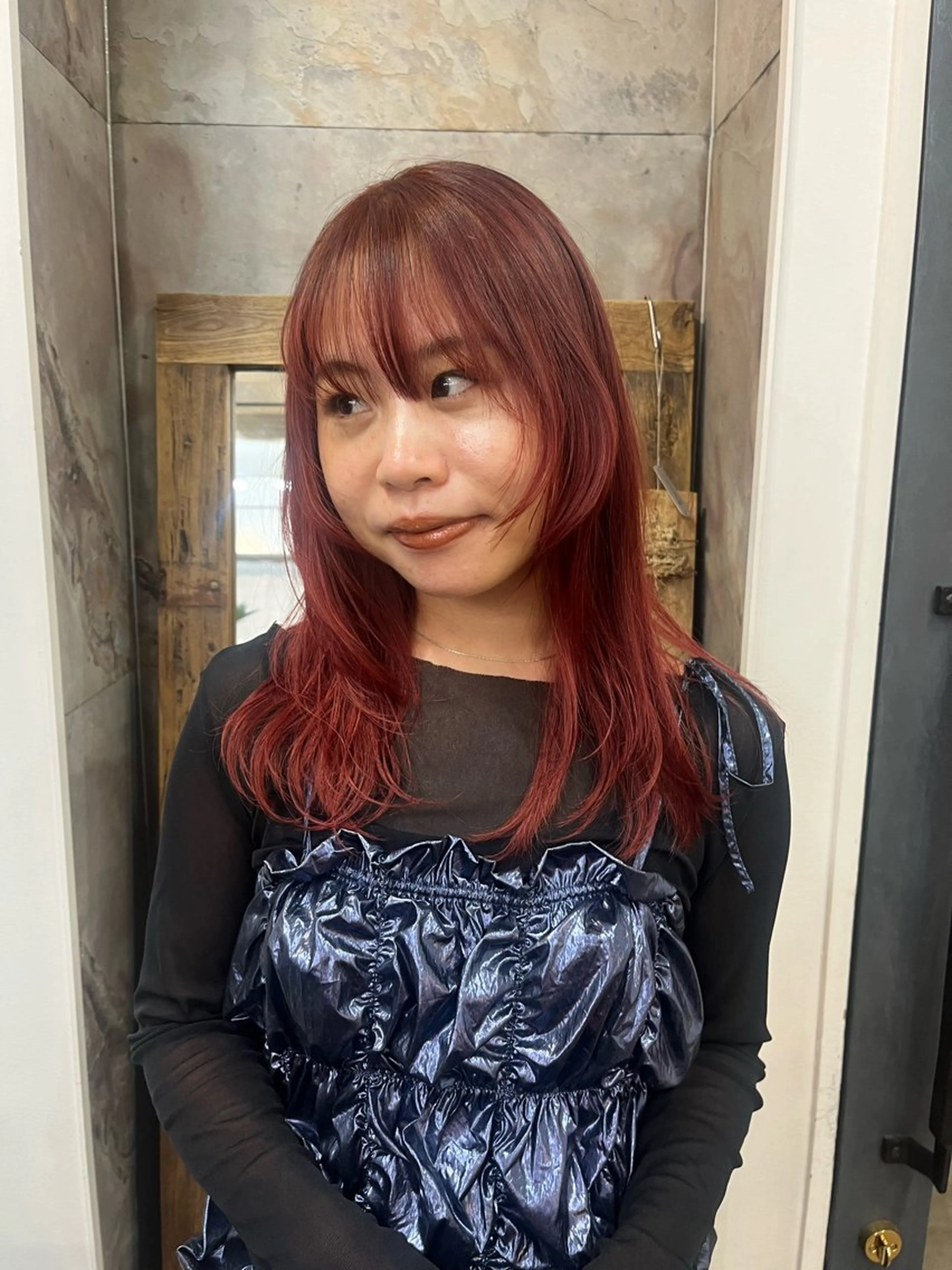 セミロング カラー レッドカラー benji 登戸所属・竹内 菜々子のヘアスタイル