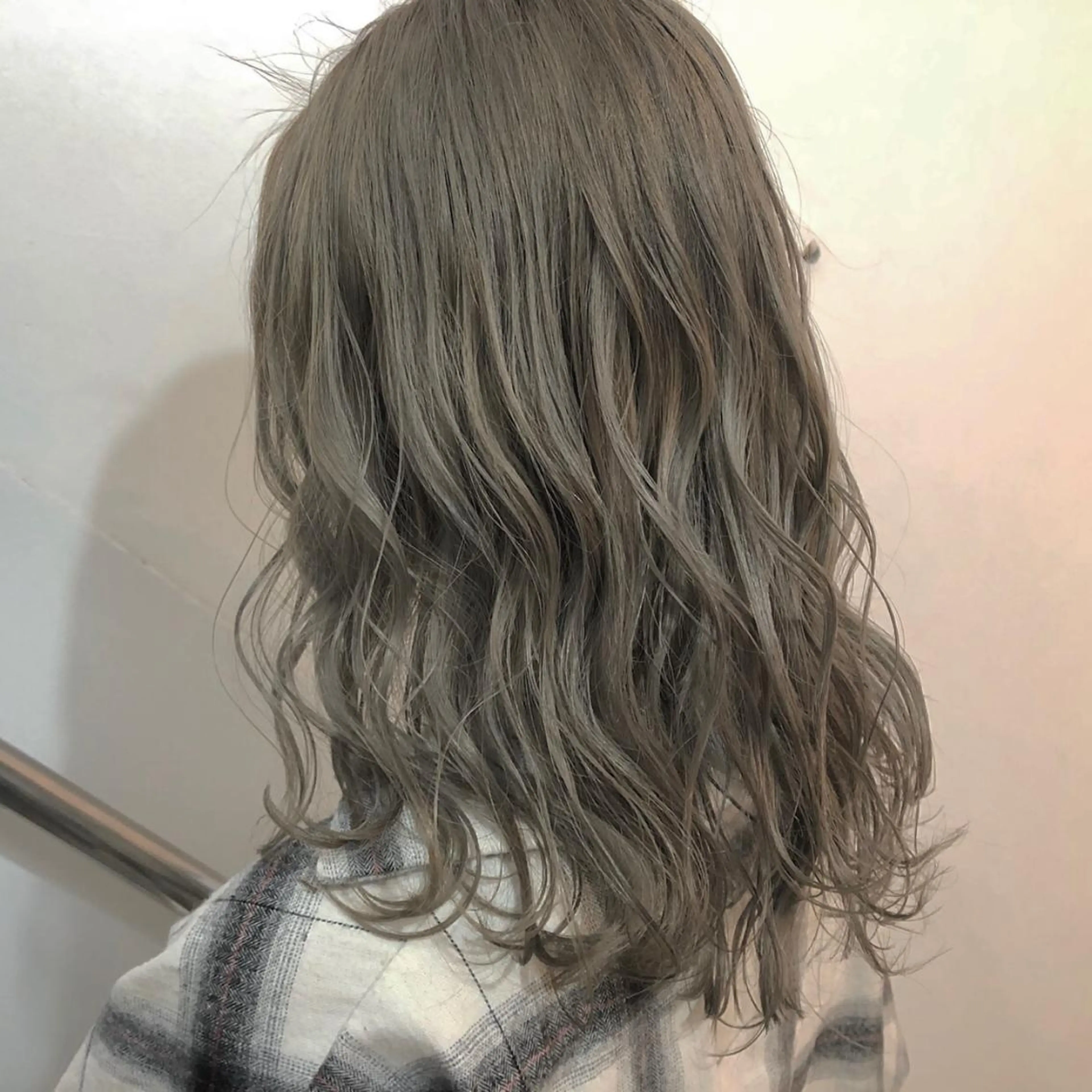 セミロング カラー CLUTCH天王寺 西藤遥河のヘアスタイル