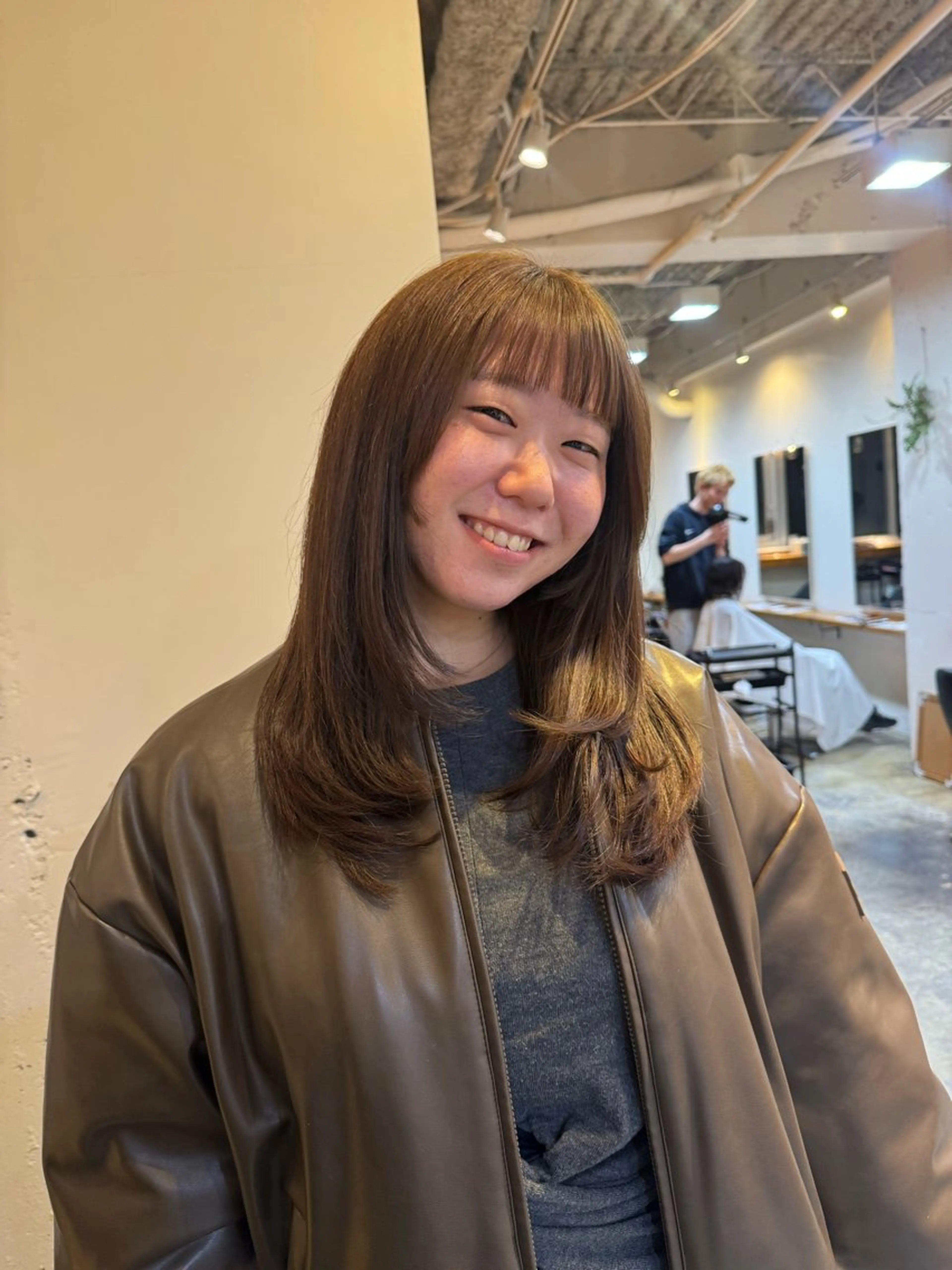 ミディアム カラー カット ヘアカラー トリートメント RIN／韓国ヘア レイヤーカットのヘアスタイル