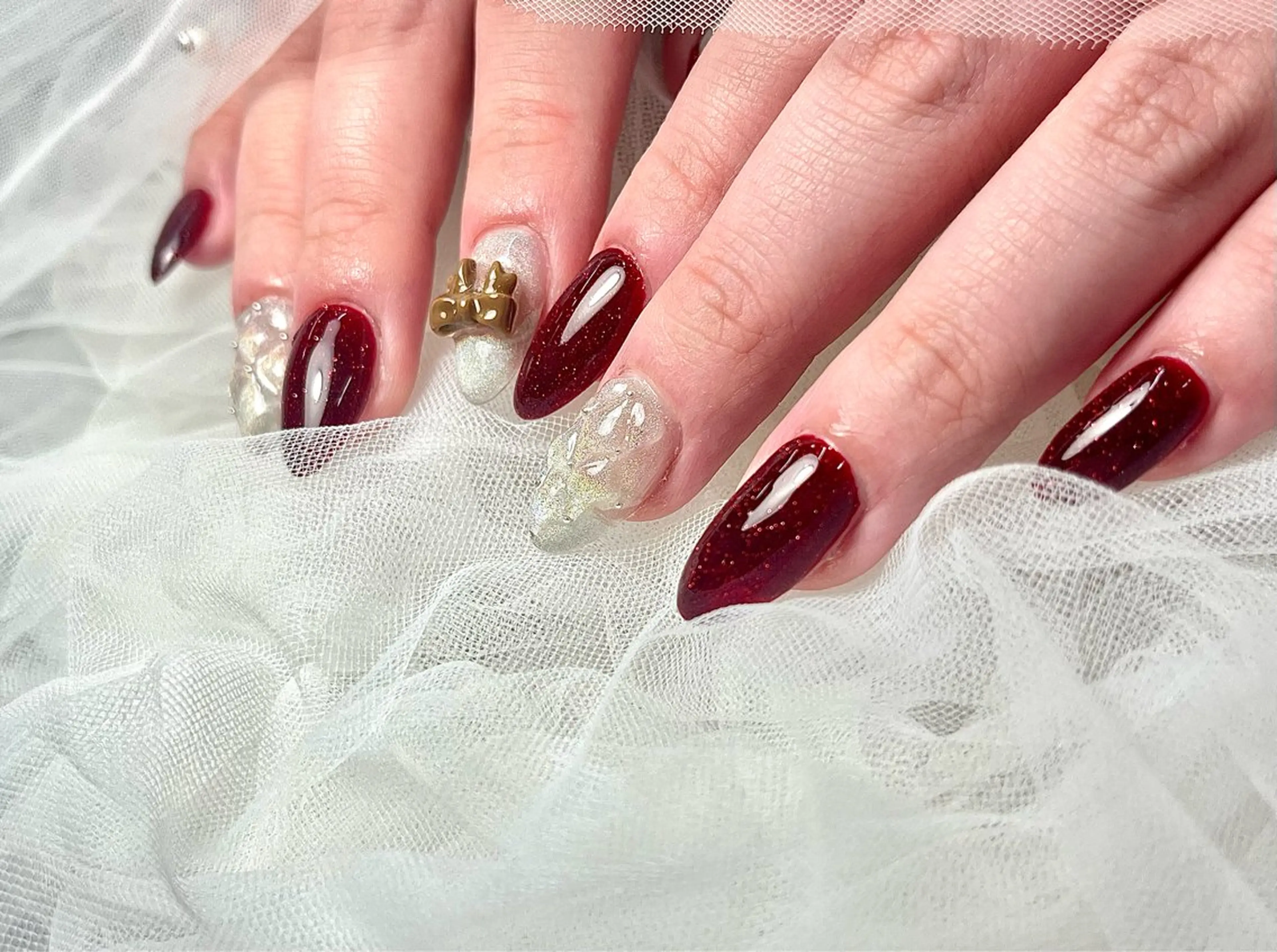 ネイル キラキラネイル 韓国ネイル マグネットネイル ワンカラーネイル 赤色 ハンドネイル ToliyDeliy Mayuのネイルデザイン
