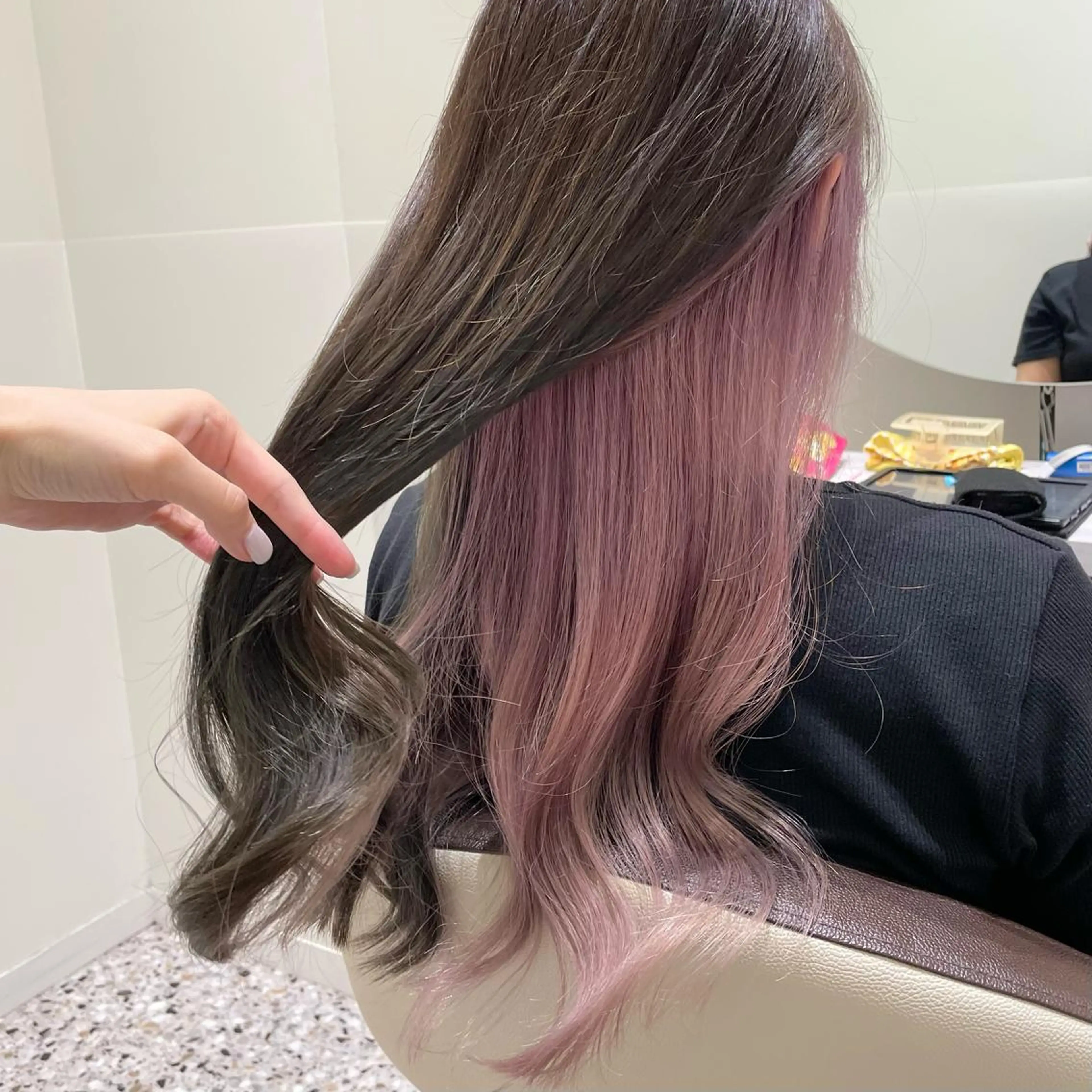 セミロング カラー ブリーチ ブロンド インナーカラー ラベンダーカラー ラベンダーピンク カット ヘアカラー トリートメント salowin渋谷kitaya park前所属・RIKA韓国ヘア/く びれヘア/上品カラーのヘアスタイル