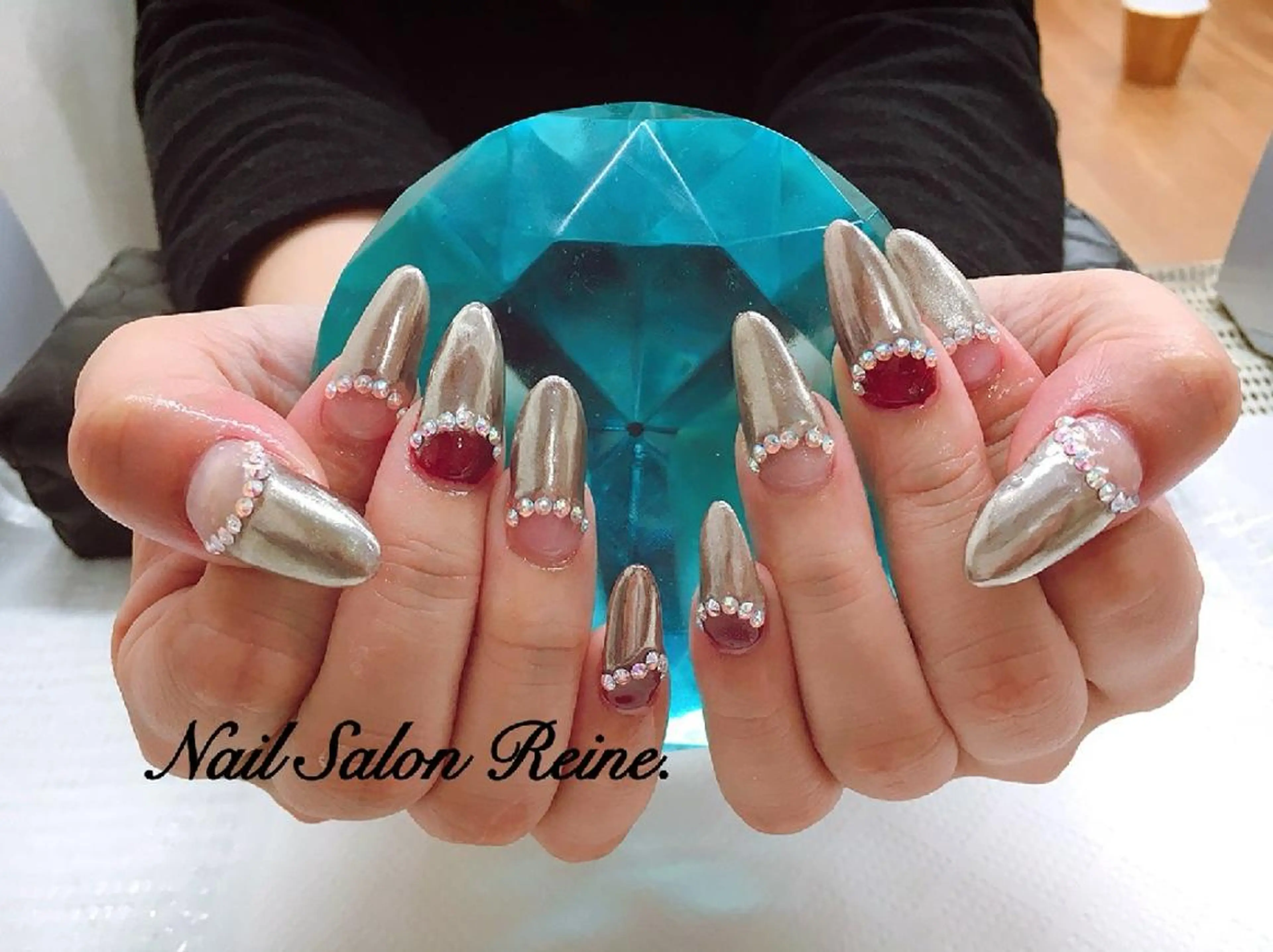 ネイル ゴージャス Nailsalon Reine所属・玉栄 伶奈のネイルデザイン