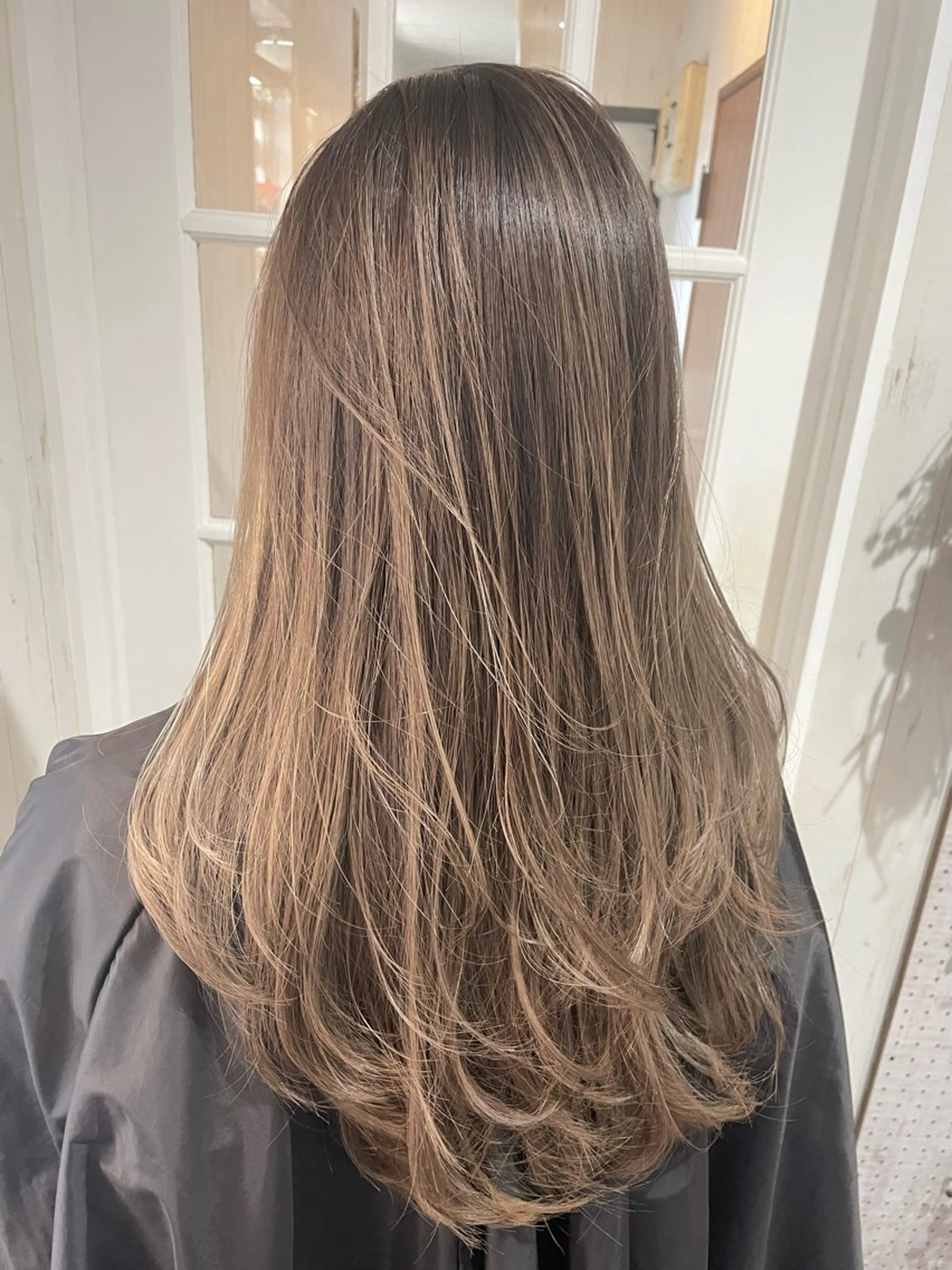 ロング カラー ベージュカラー ブリーチ ケアブリーチ ミルクティーベージュ レイヤーカット カット ヘアカラー トリートメント 西川 敏夫のヘアスタイル