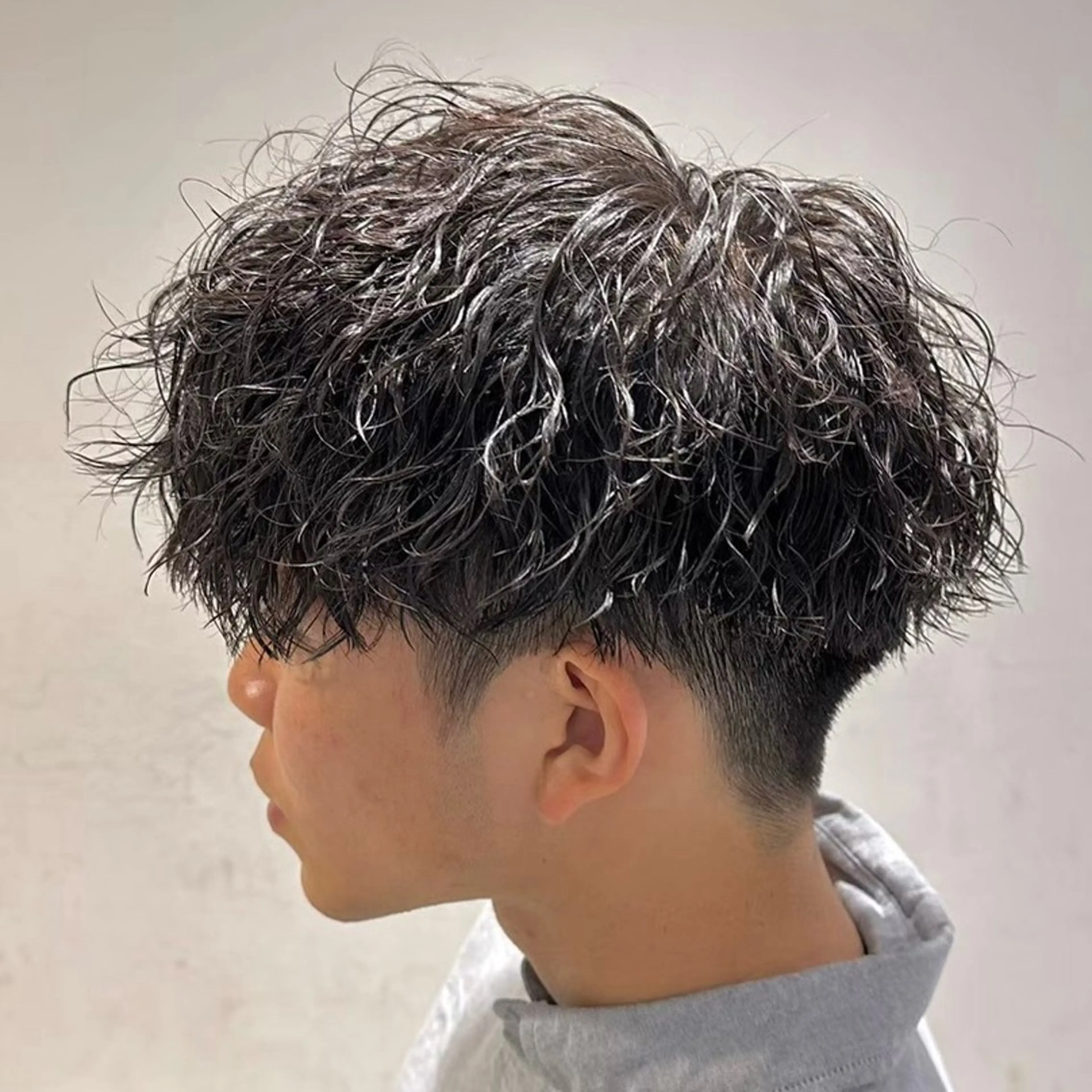 ショート カラー パーマ ヘアアレンジ メンズ センターパート メンズハイライト メンズメッシュ マッシュ メンズパーマ 仕上がり満足度No. 1🔥BLUCK🔥のヘアスタイル