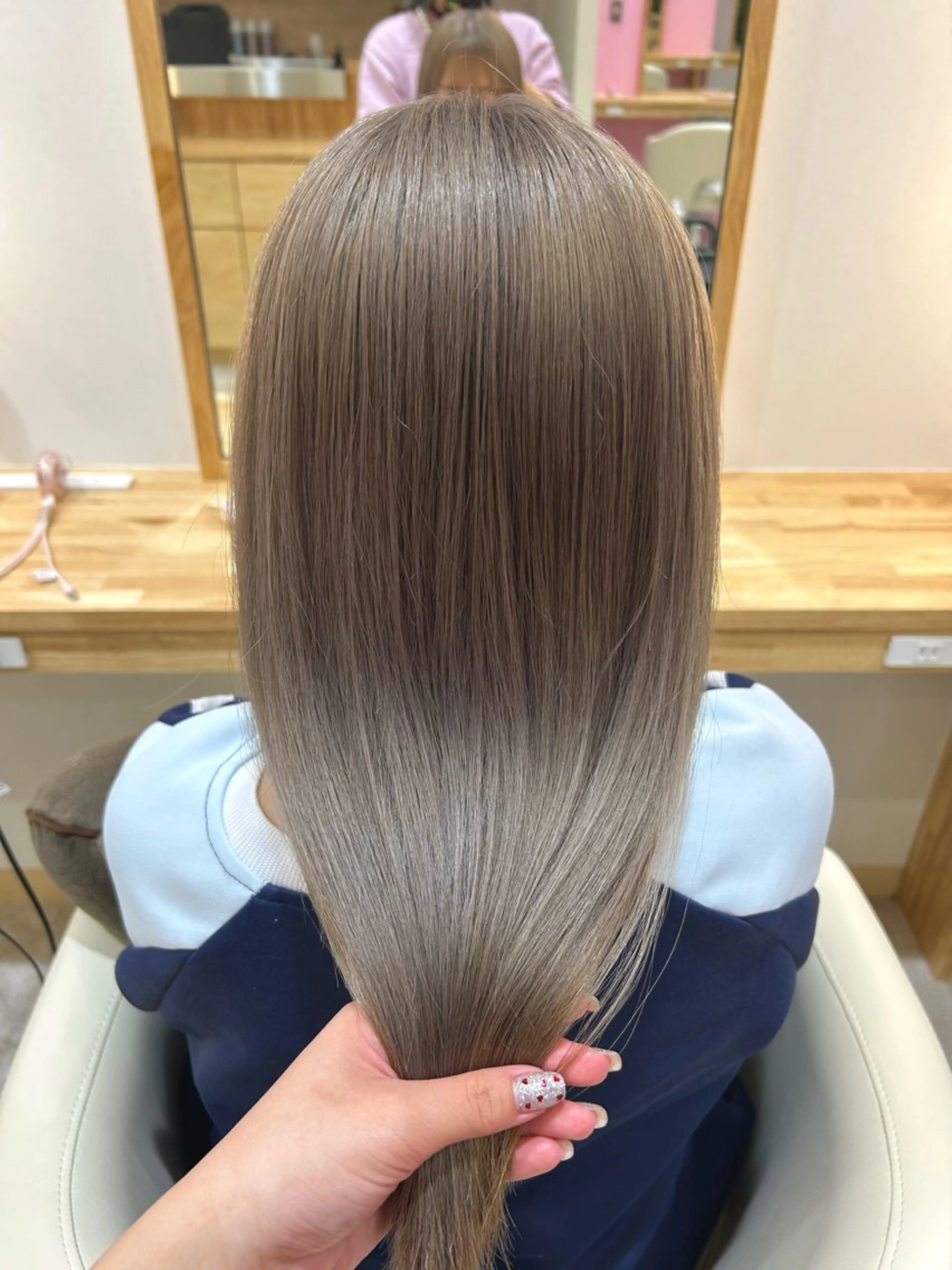 カラー ブリーチ 透明感カラー グレージュ 🩷愛咲🩷レイヤー /透明感カラーのヘアスタイル