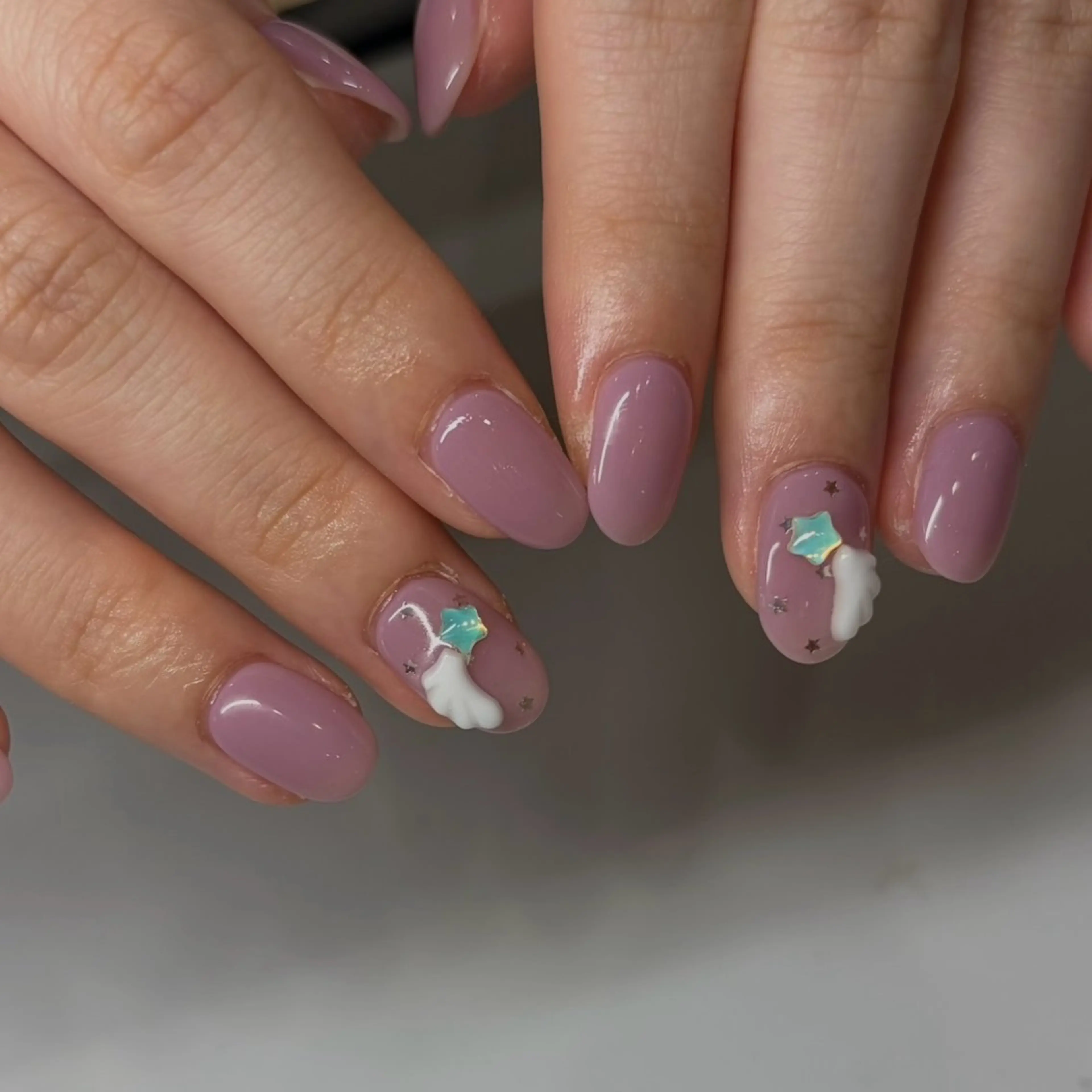 ネイル ハンドネイル 𝑟𝑖𝑠𝑎 🕯‎🤍のネイルデザイン