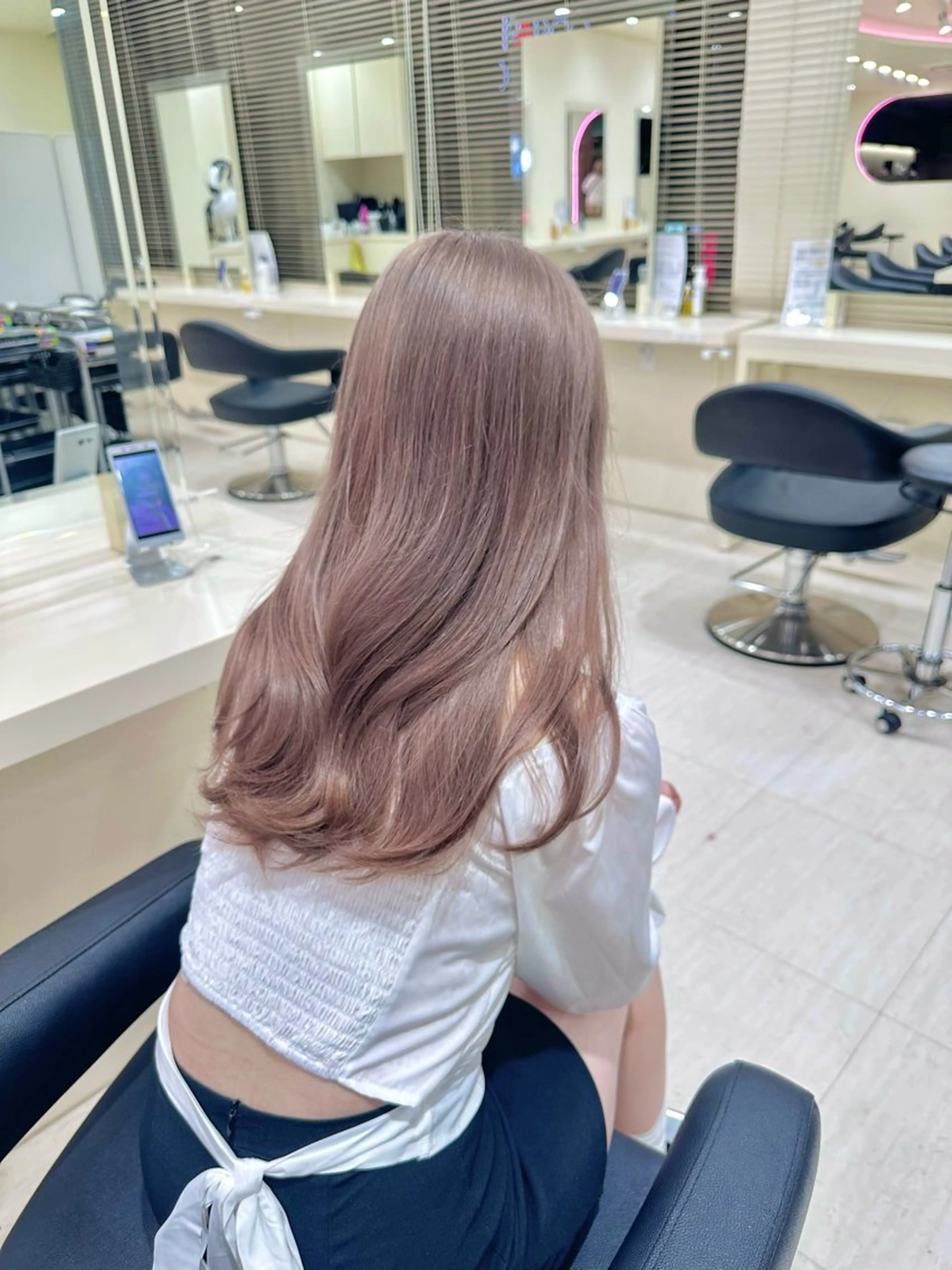 ロング ヘアカラー ミルクティーカラー イイサカシュンスケのヘアスタイル