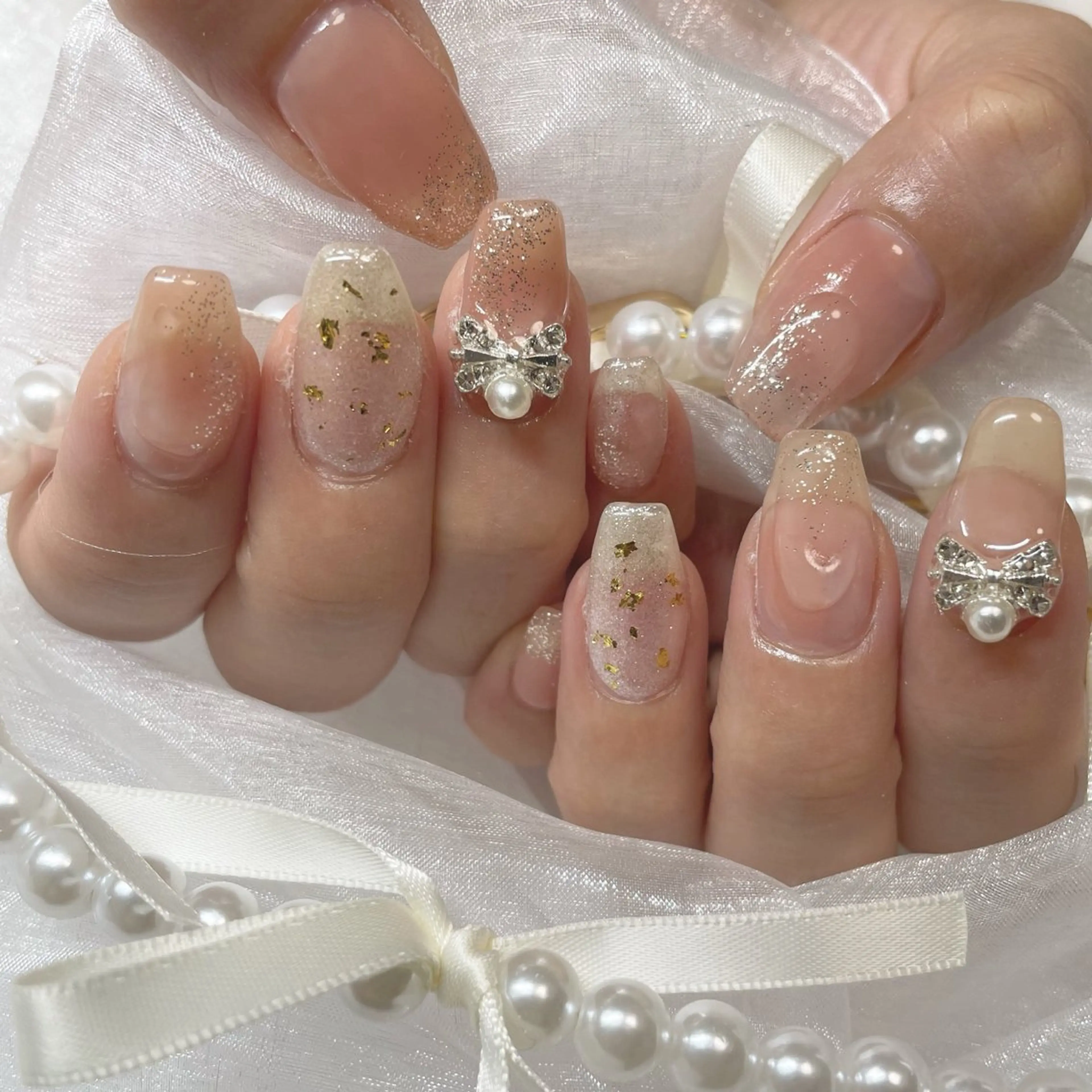 ネイル ジェルネイル ゴールド キラキラネイル 韓国ネイル 持ち込み ハンドネイル fiore nail 🦋のネイルデザイン