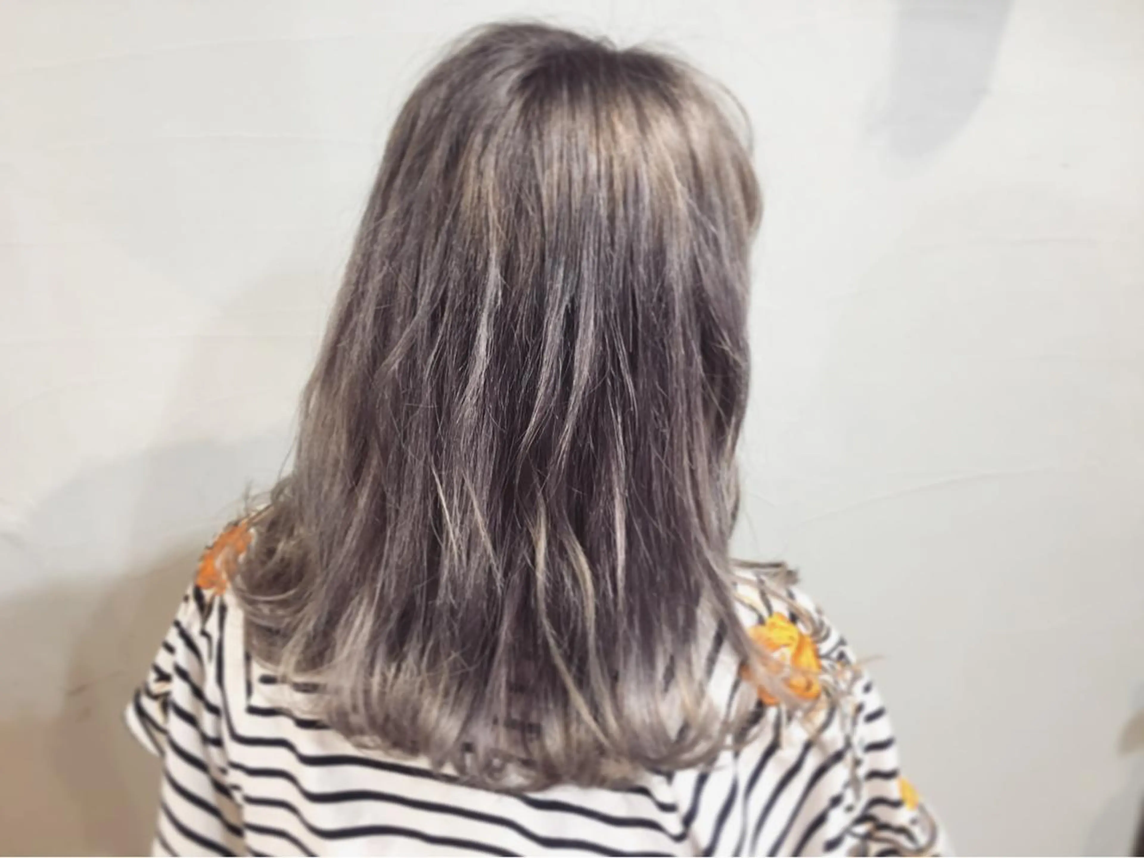 カラー グレージュ Brooch ブローチのヘアスタイル