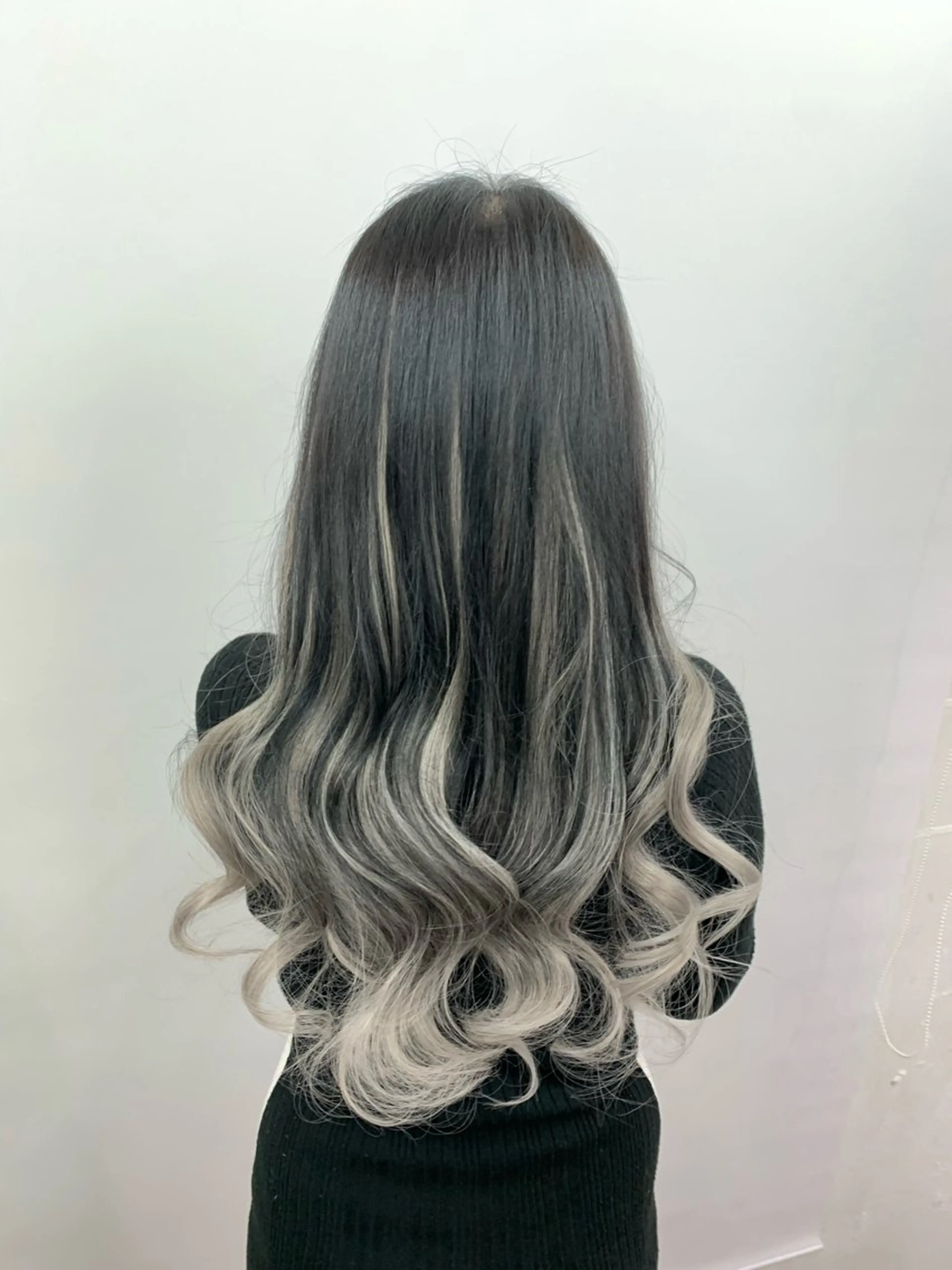 ロング エクステ レイヤーカット 奥本 侑 ハイトーン、髪質改善のヘアスタイル