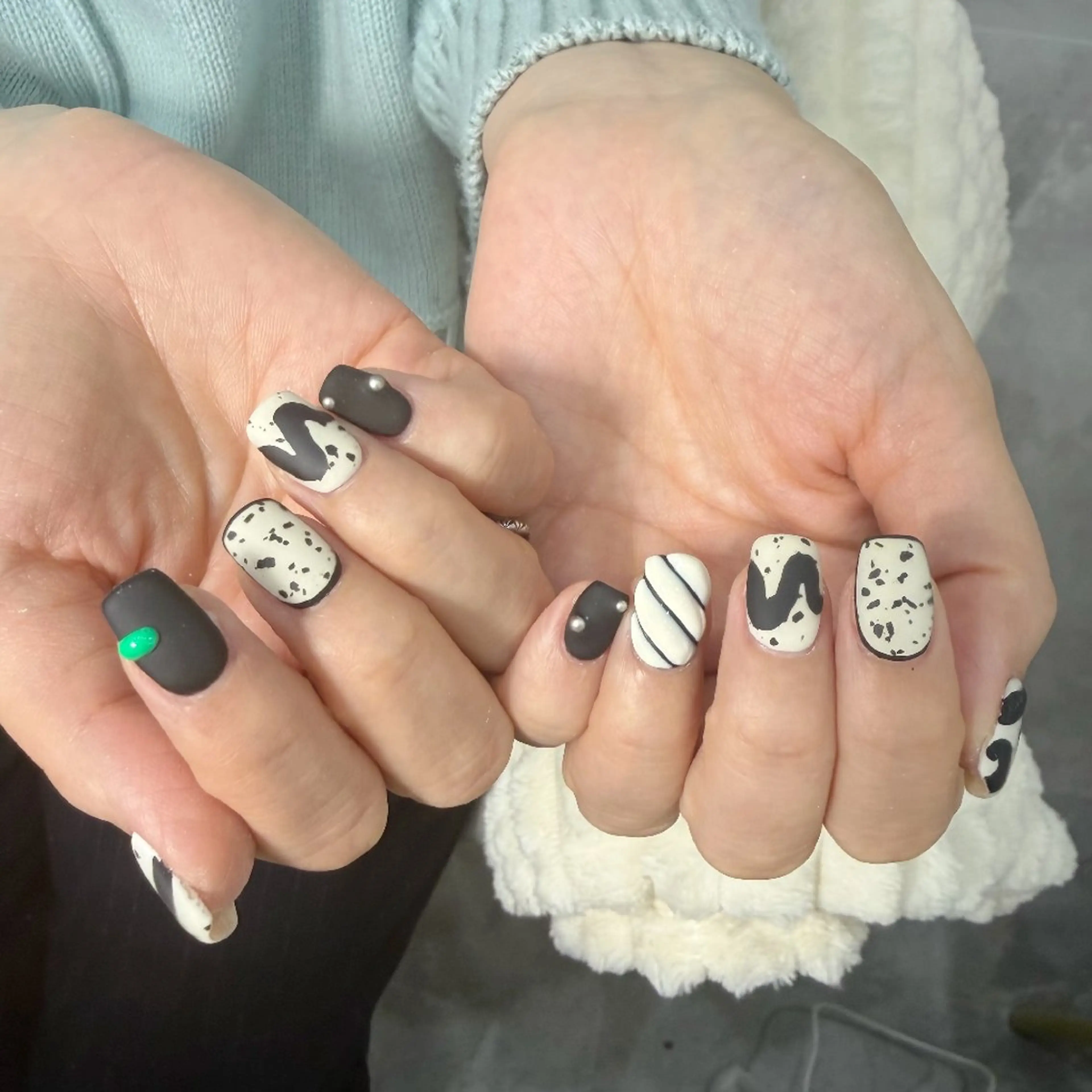 ネイル チークネイル フレンチネイル ジェルネイル ガーリー キラキラネイル ハンドネイル UM Nail Salonのネイルデザイン