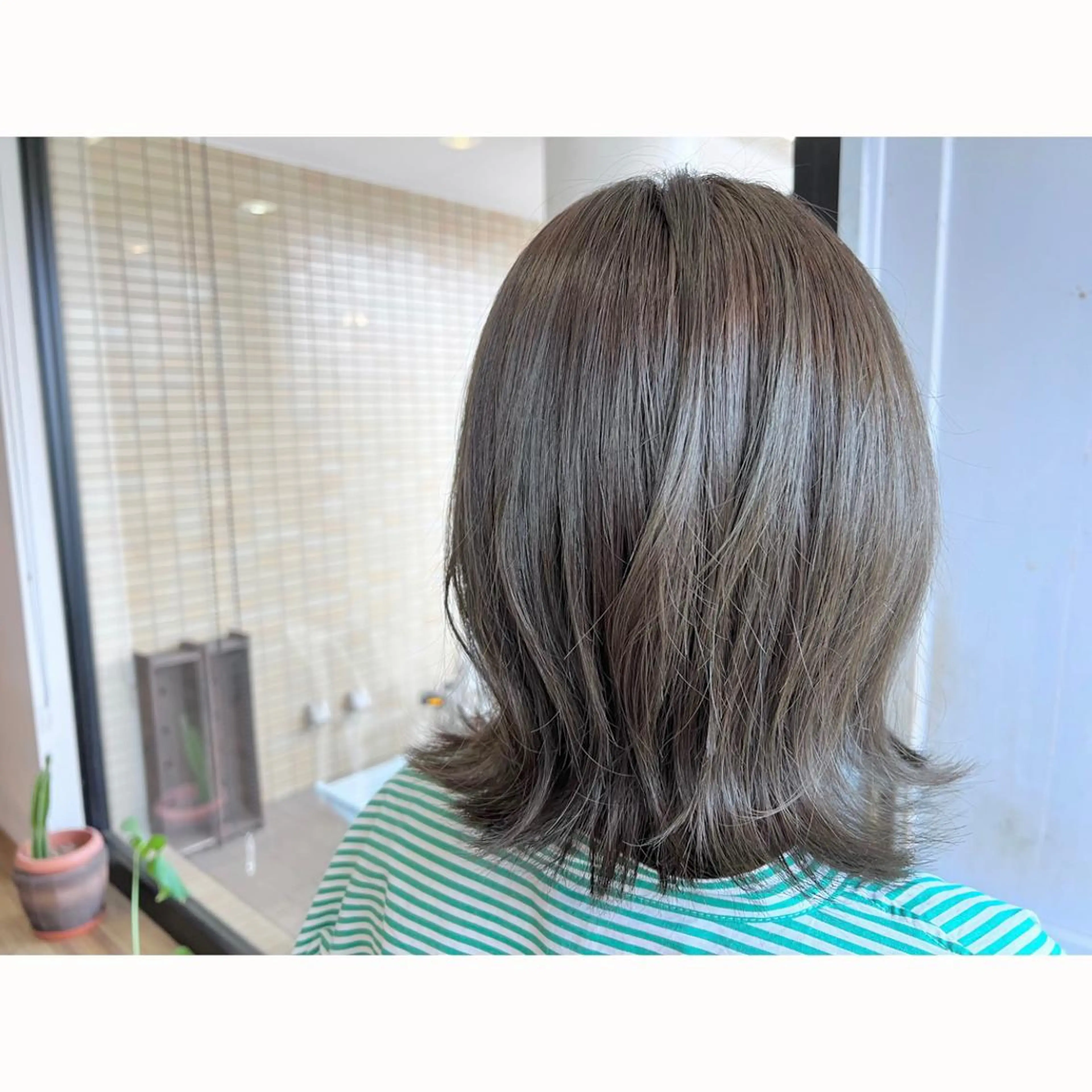 ミディアム カラー グレージュ オリーブグレージュ オリーブグレー ヘアカラー トリートメント ツキダテ ユイのヘアスタイル