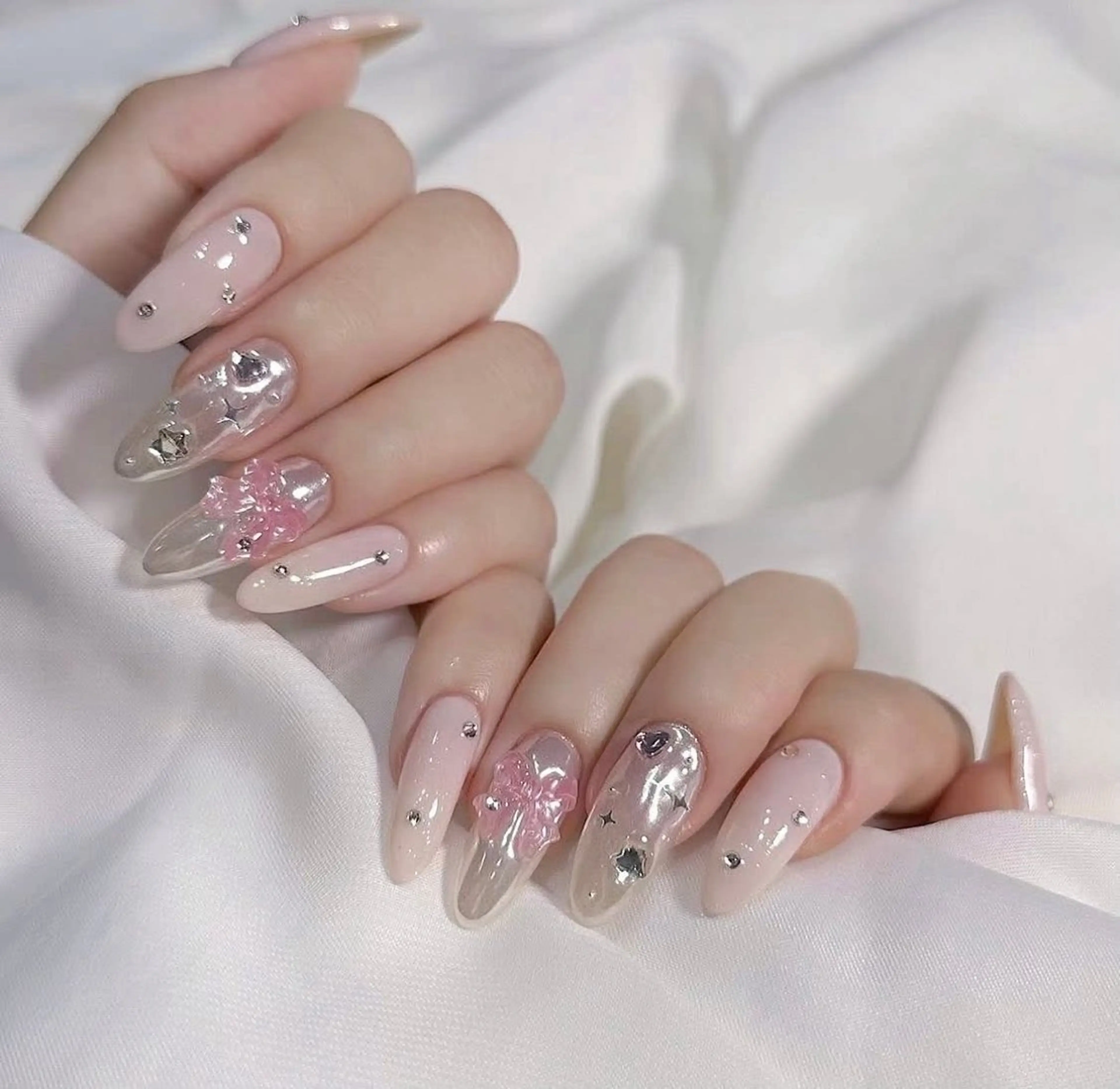 ネイル チークネイル フレンチネイル グラデーション キラキラネイル 韓国ネイル ハンドネイル Minette nailHuongのネイルデザイン