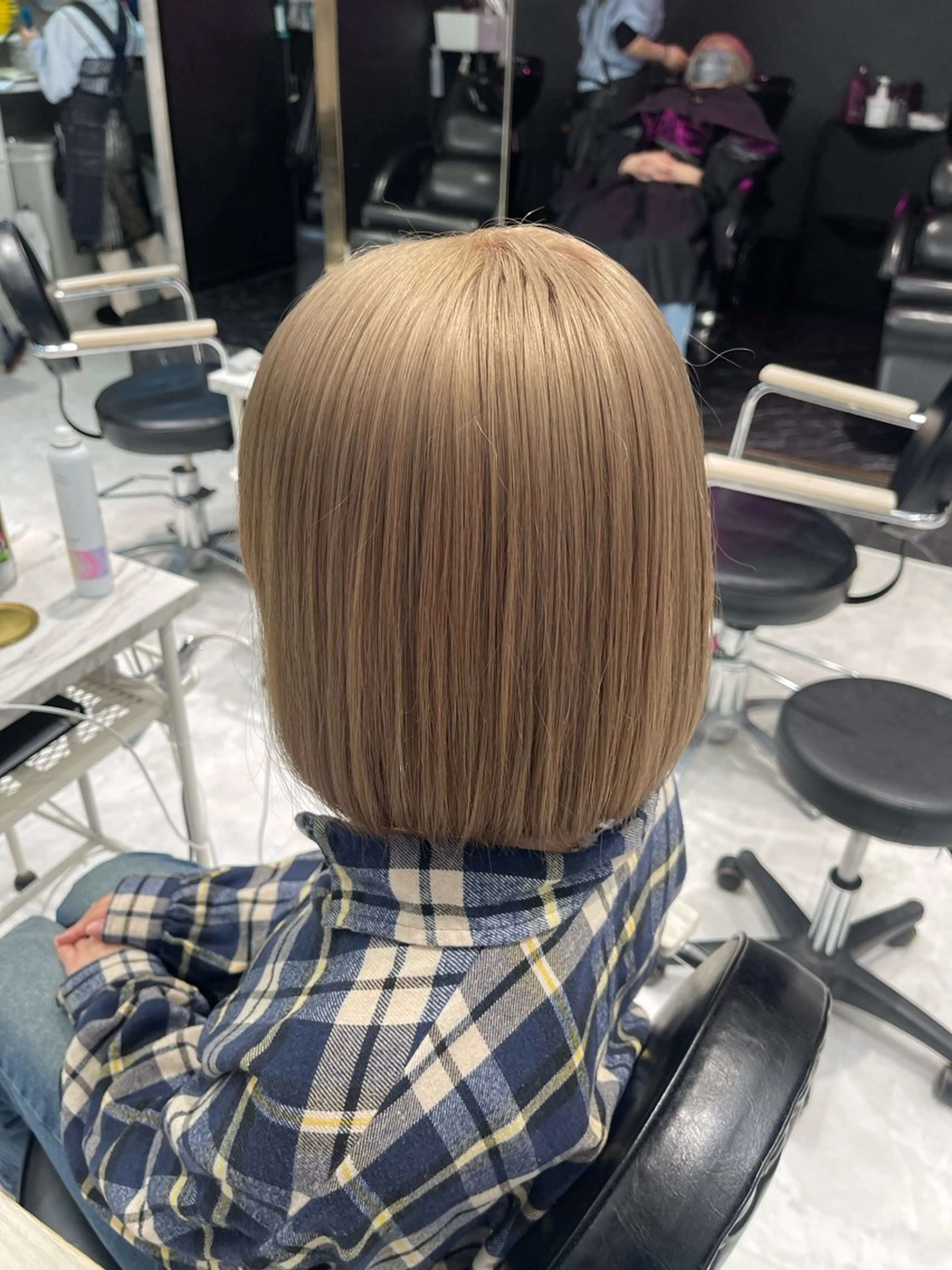 ミディアム カラー TENSHO レイヤー／ハイトーンのヘアスタイル