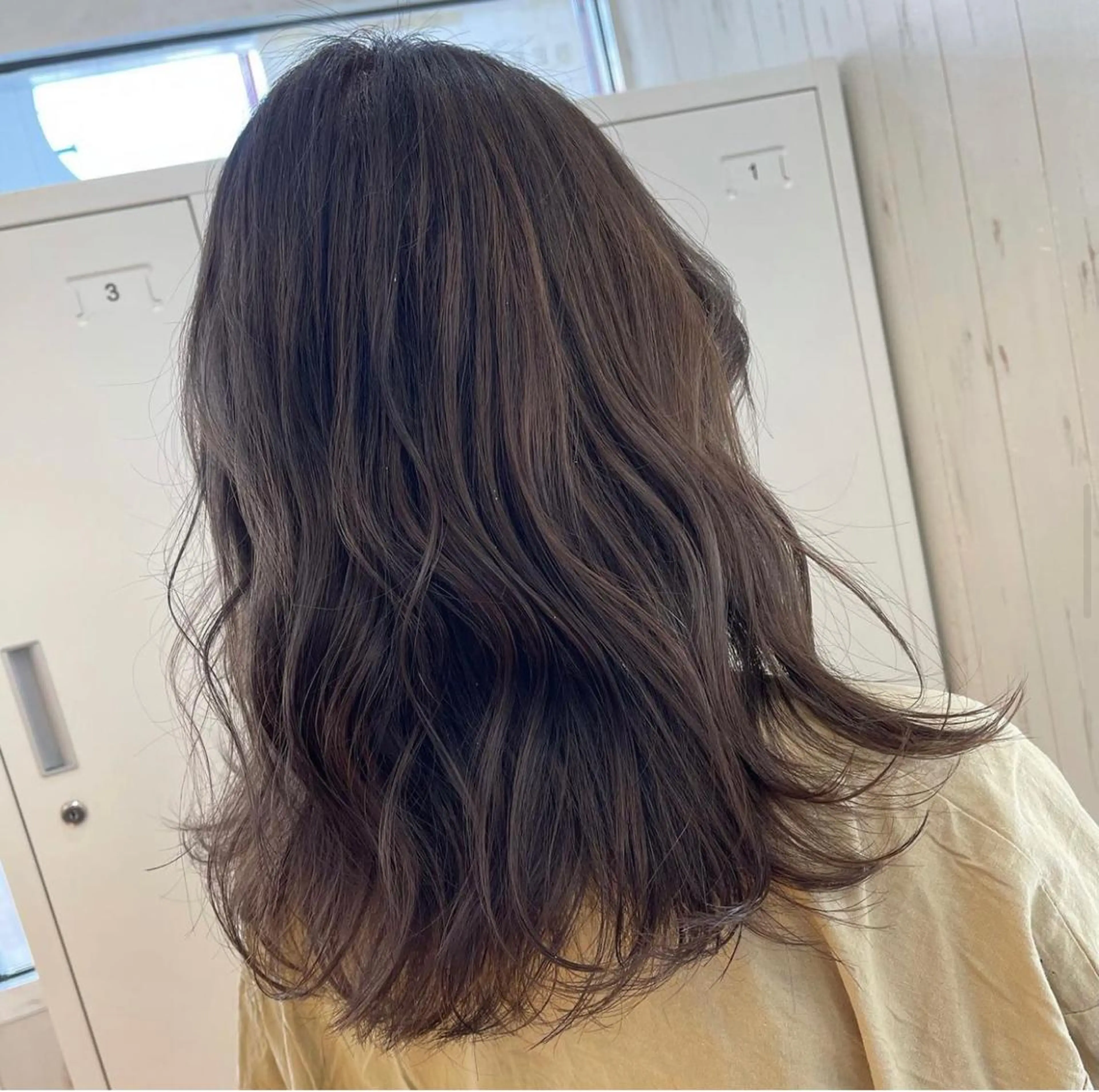 ミディアム カラー グレージュ ヘアカラー トリートメント &chaLme   心斎橋所属・emi/髪質改善/ 韓国風/艶カラーのヘアスタイル