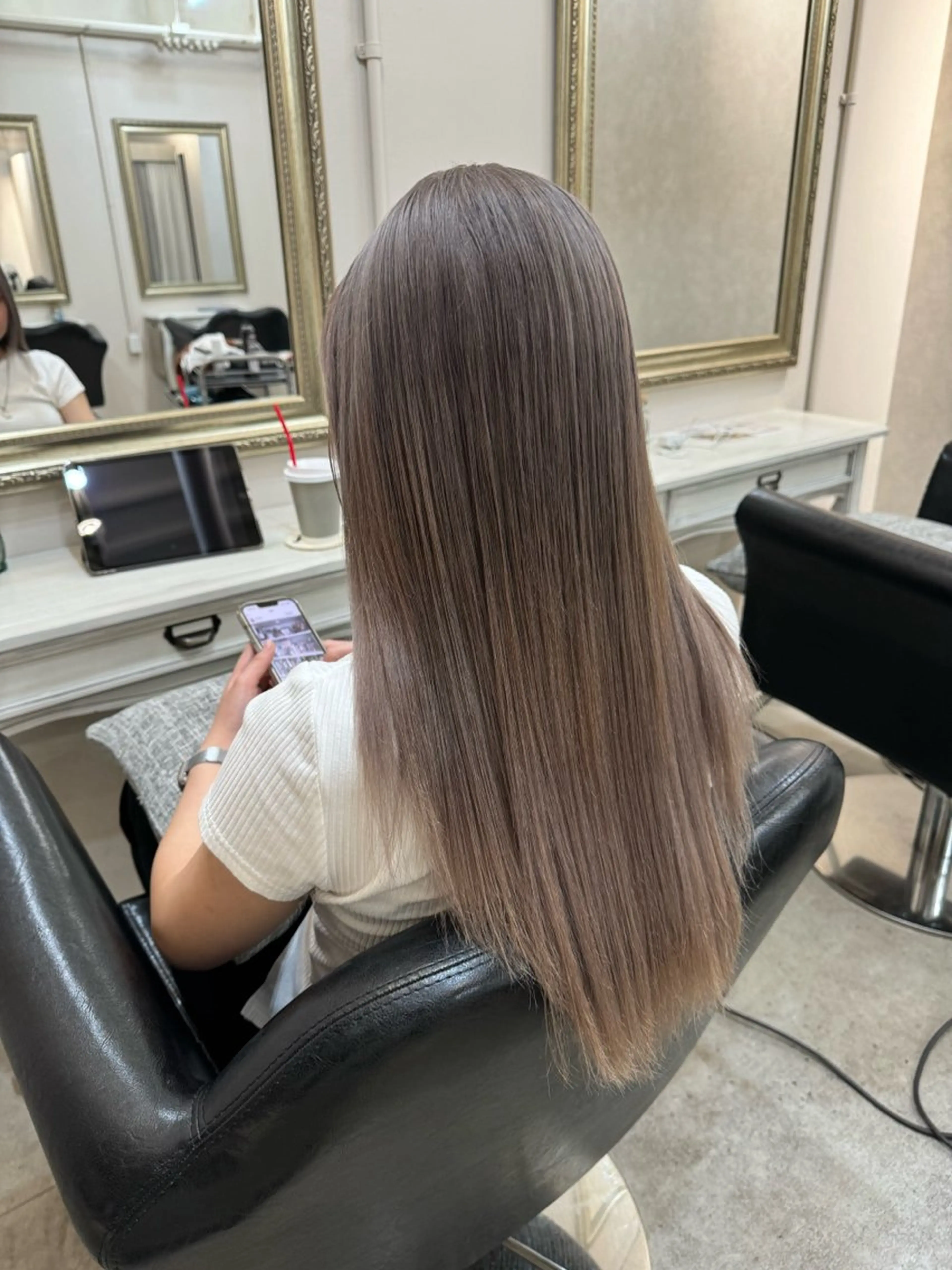 カラー ベージュカラー ラベンダーカラー レイヤー/ハイトーン ヒガシサヨのヘアスタイル