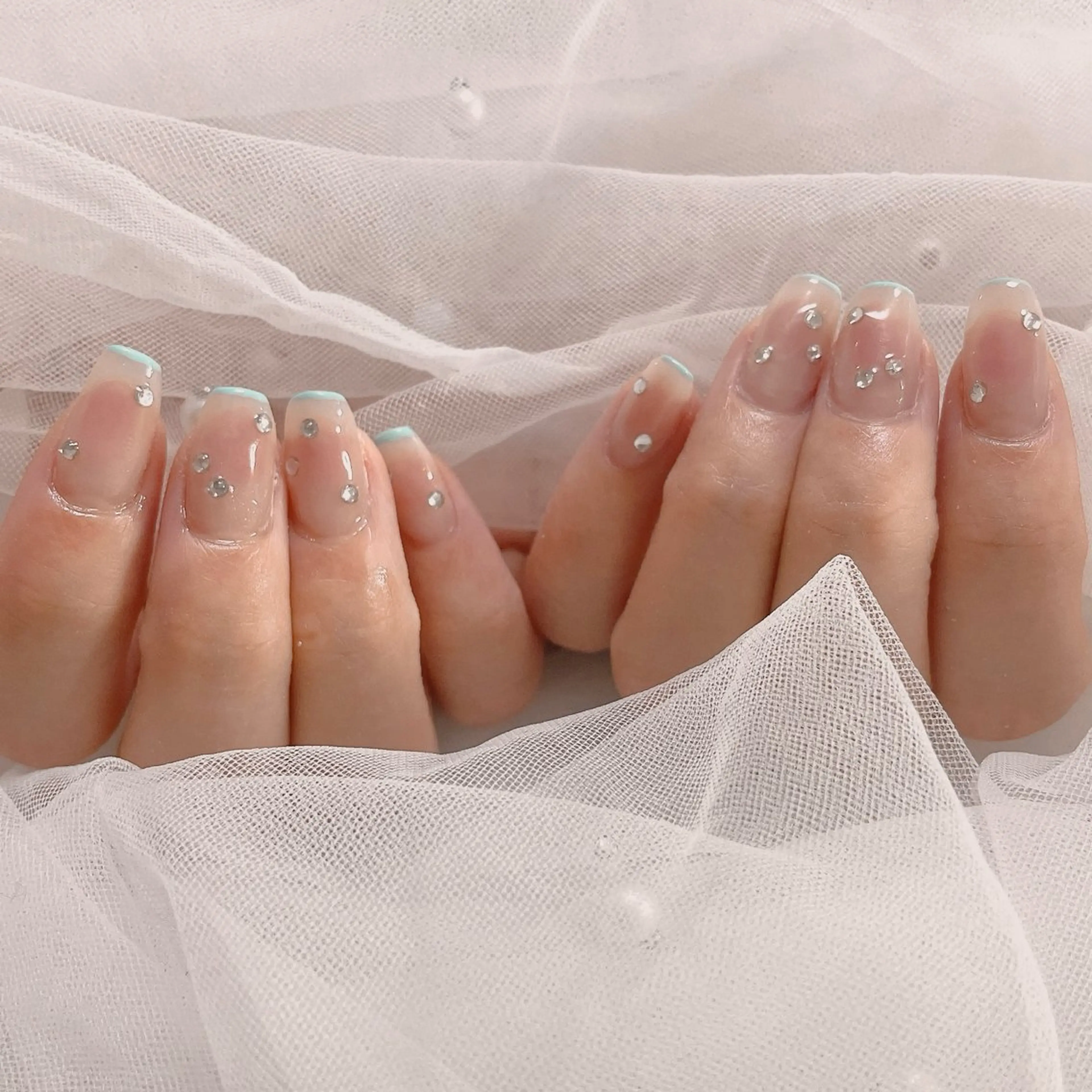 ネイル チークネイル フレンチネイル 水色 ストーンネイル ハンドネイル なっちゃん所属・ネイルサロン なっちゃん(古千谷)のネイルデザイン