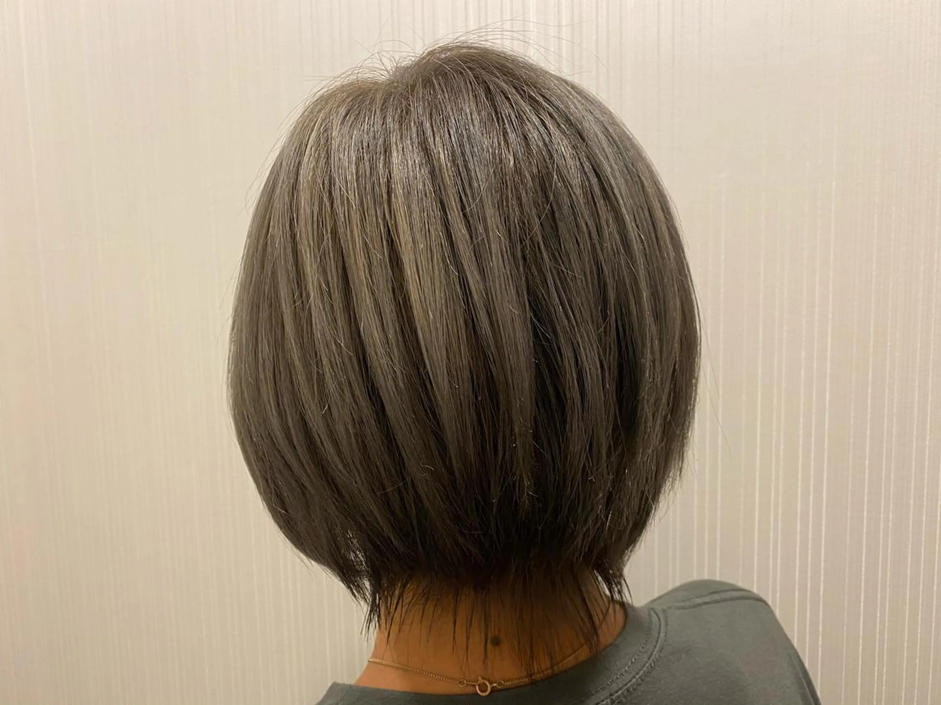 ショート カラー ブリーチ グレージュ ヘアカラー トリートメント 小森谷 亮太のヘアスタイル