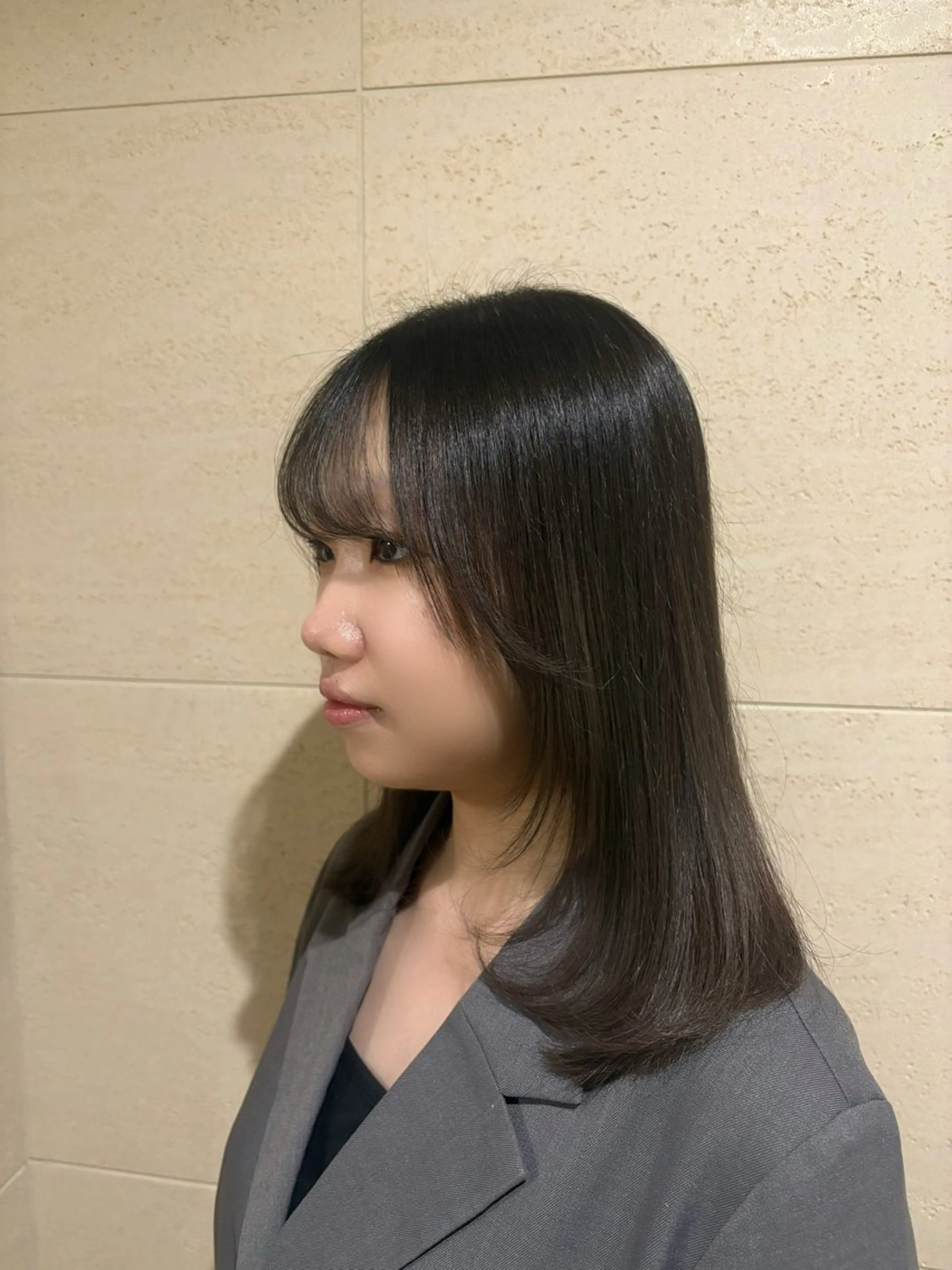 セミロング 顔周りカット レイヤーカット lamp light所属・佐藤 妃織のヘアスタイル