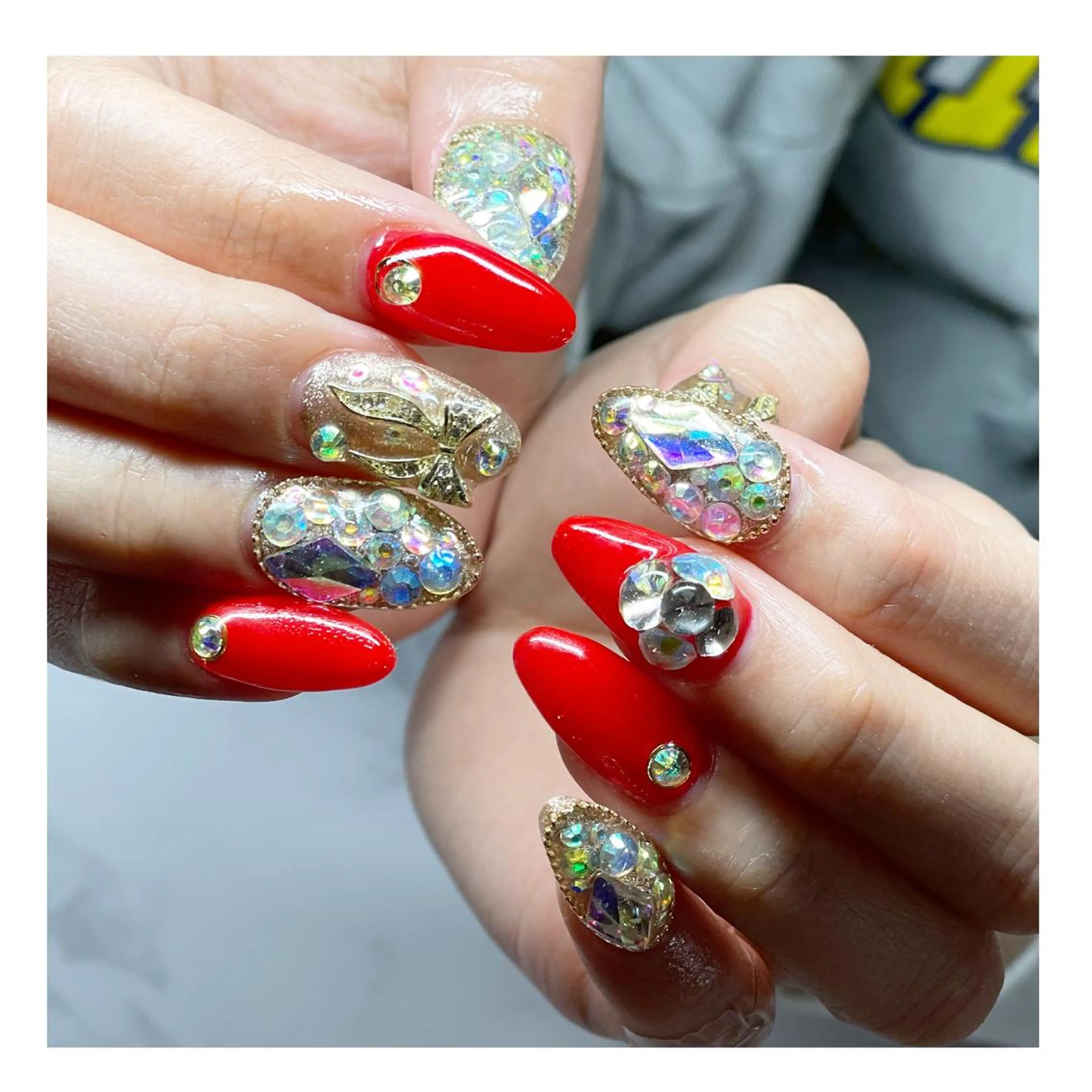 ネイル ジェルネイル キラキラネイル 赤色 リボン ストーンネイル ハンドネイル LaLa Peach 福岡のマツエク・マツパデザイン