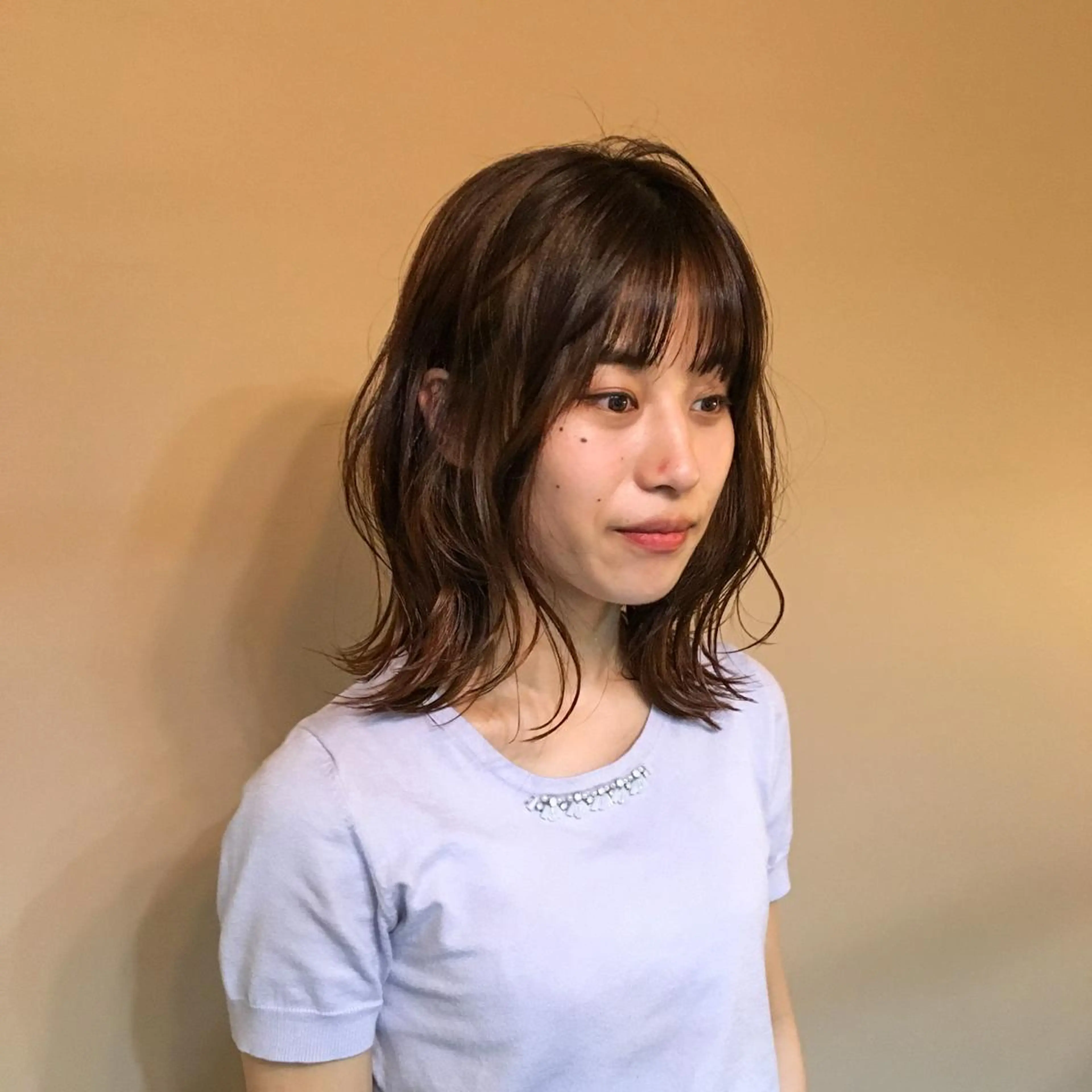 ミディアム カラー アッシュ アッシュブラウン ブラウンカラー 透明感カラー 外ハネヘア tender所属・tender KOZONOのヘアスタイル