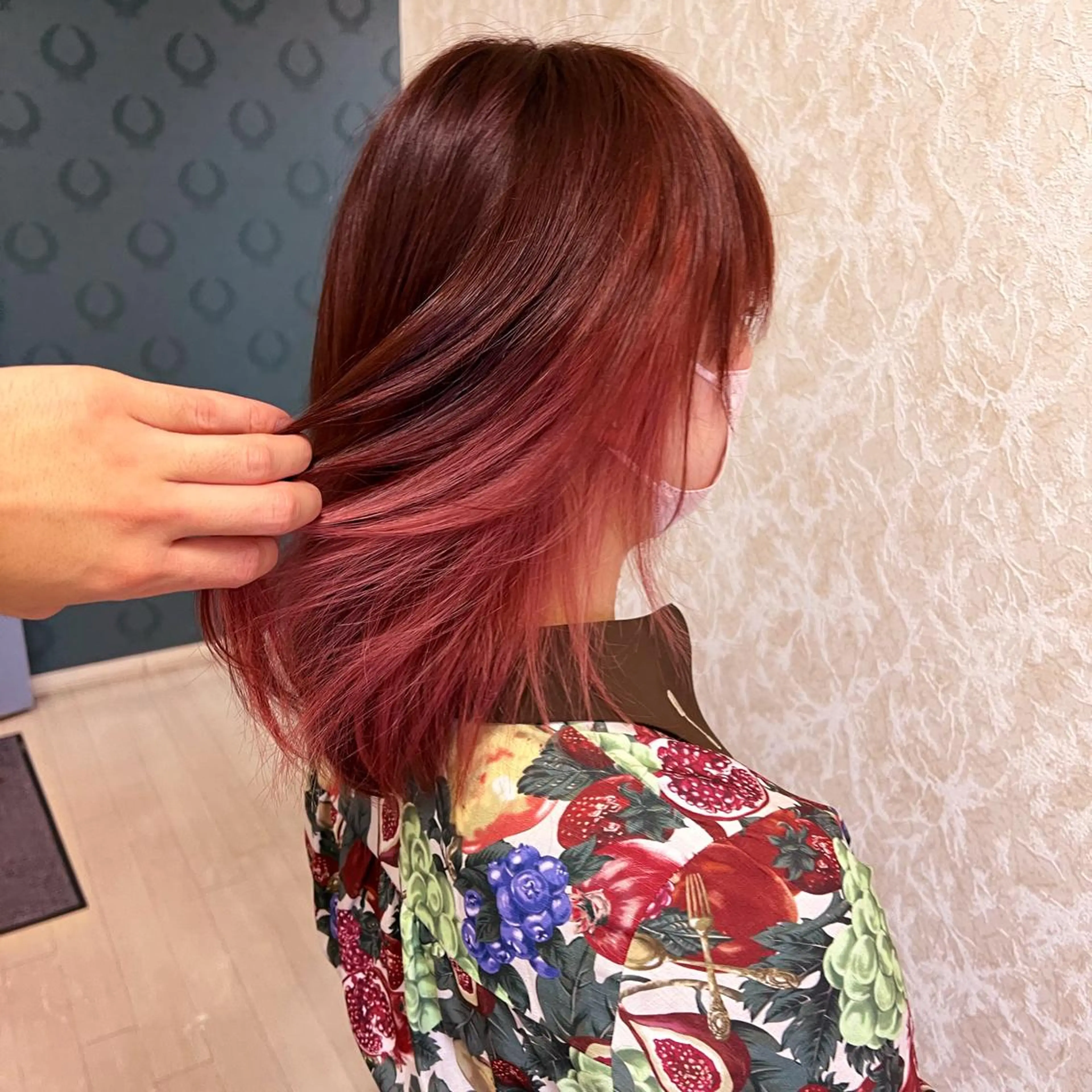 ミディアム カラー ブリーチ ケアブリーチ イヤリングカラー インナーカラー ピンクカラー カット ヘアカラー トリートメント ブリーチ/髪質改善/ レイヤー/YUTO‎のヘアスタイル