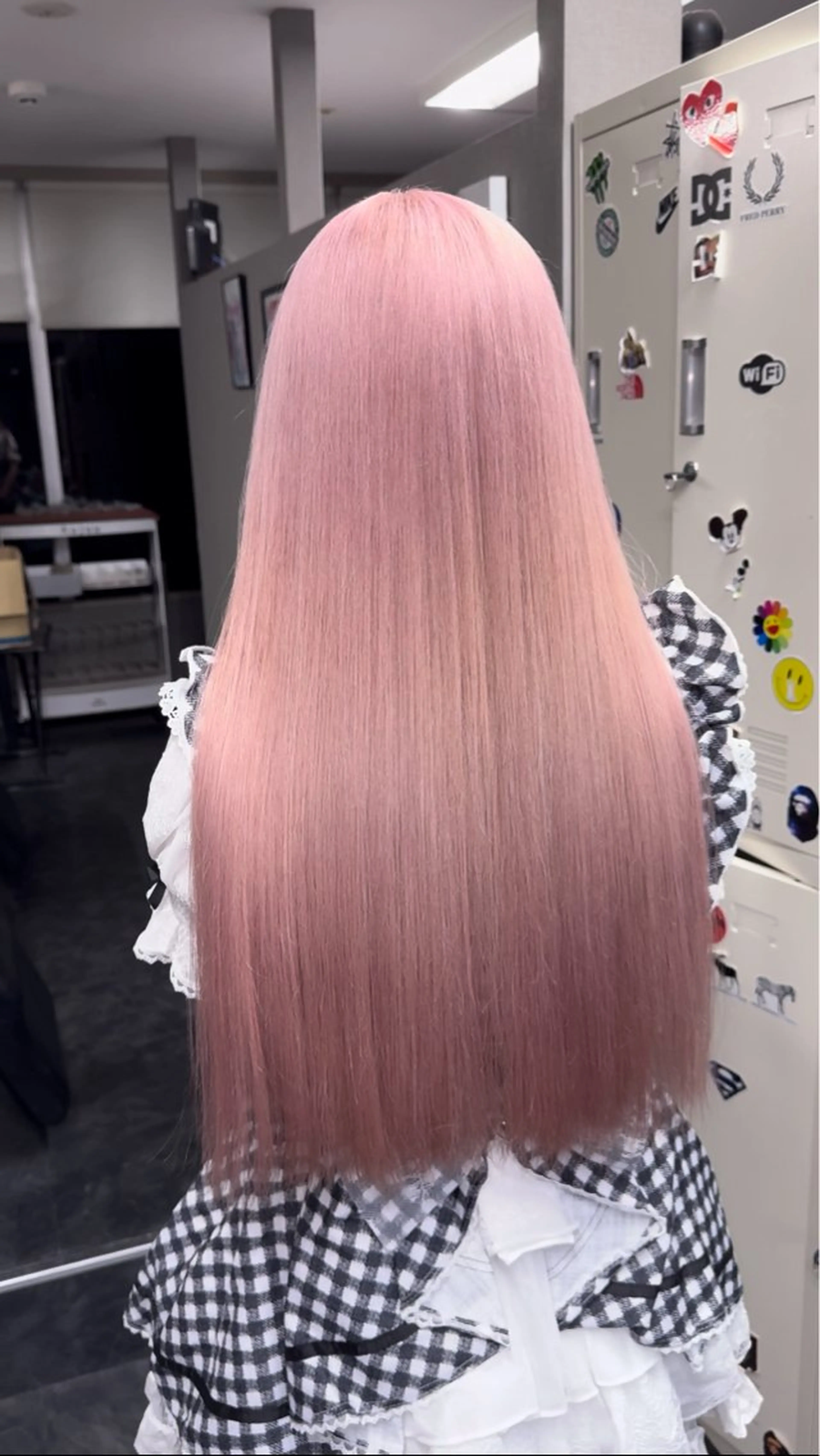 ロング カラー ヘアアレンジ ヘアカラー ホワイトカラー/ ピンクベージュにったのヘアスタイル