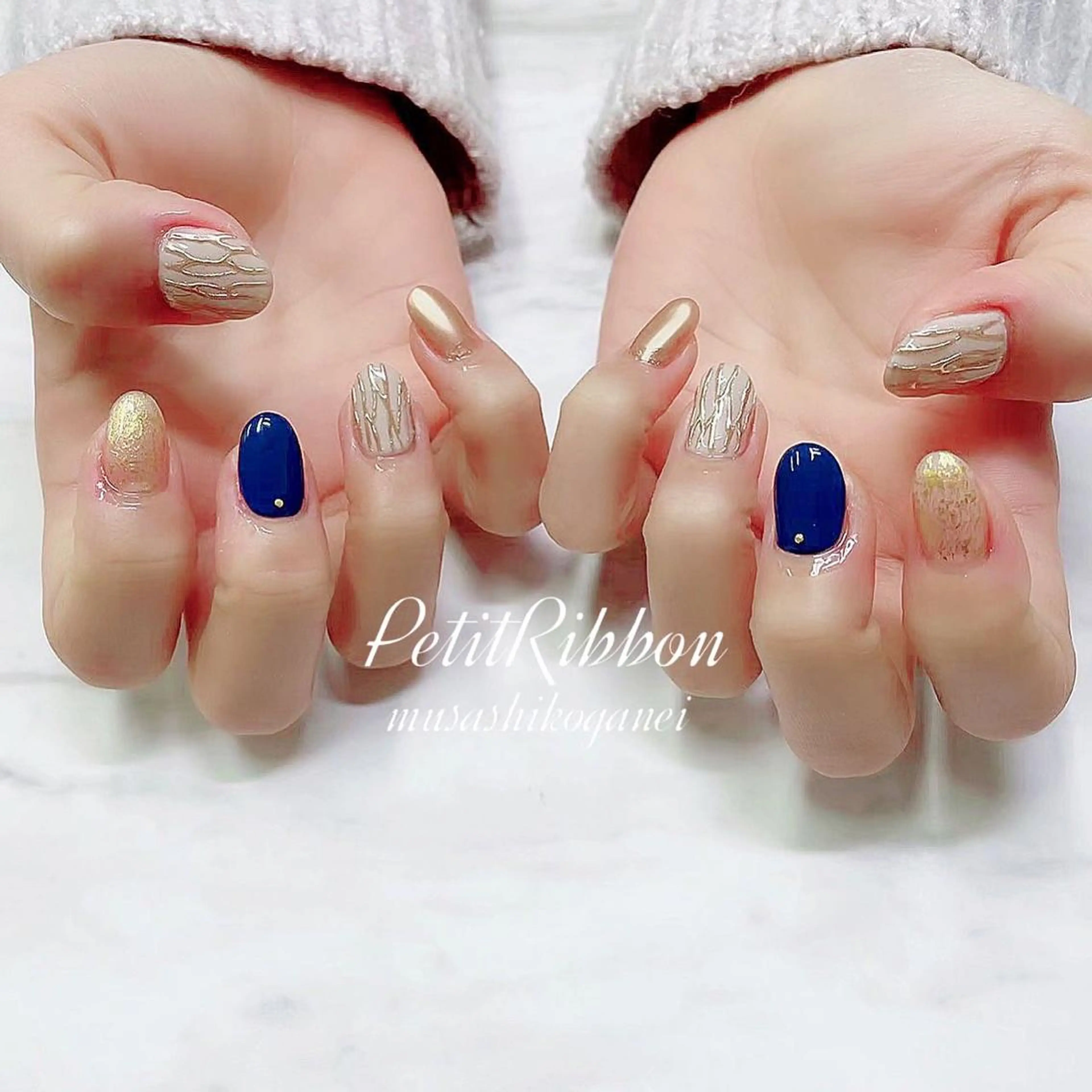 ネイル アートネイル ブルー ジェルネイル ミラーネイル 持ち込み ハンドネイル ネイルPetit Ribbonのネイルデザイン