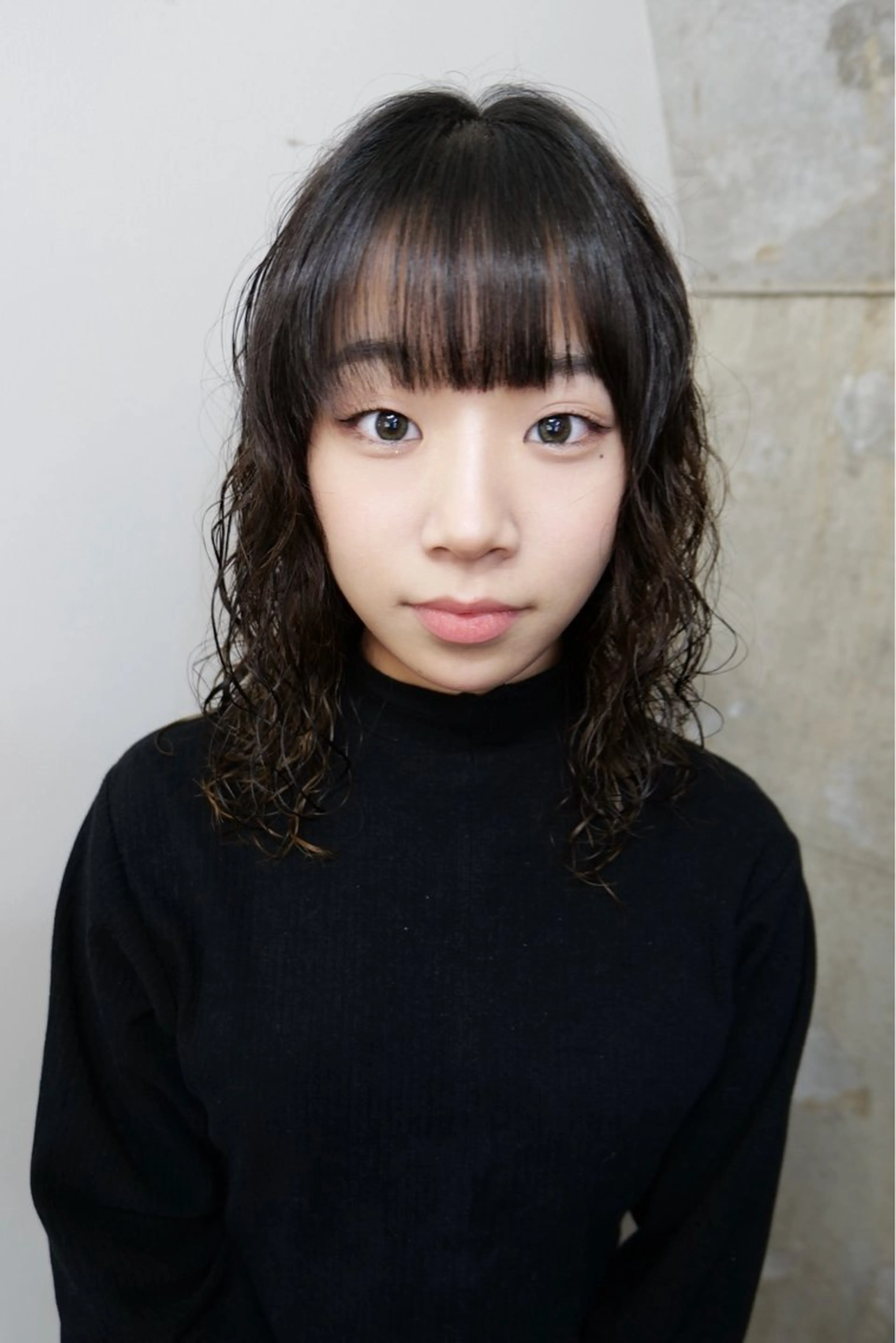 ミディアム パーマ 𝙱𝙻𝙴𝙽 𝚋𝚢 𝚍𝚘𝚝.所属・🤍BLEN 窓🤍のヘアスタイル