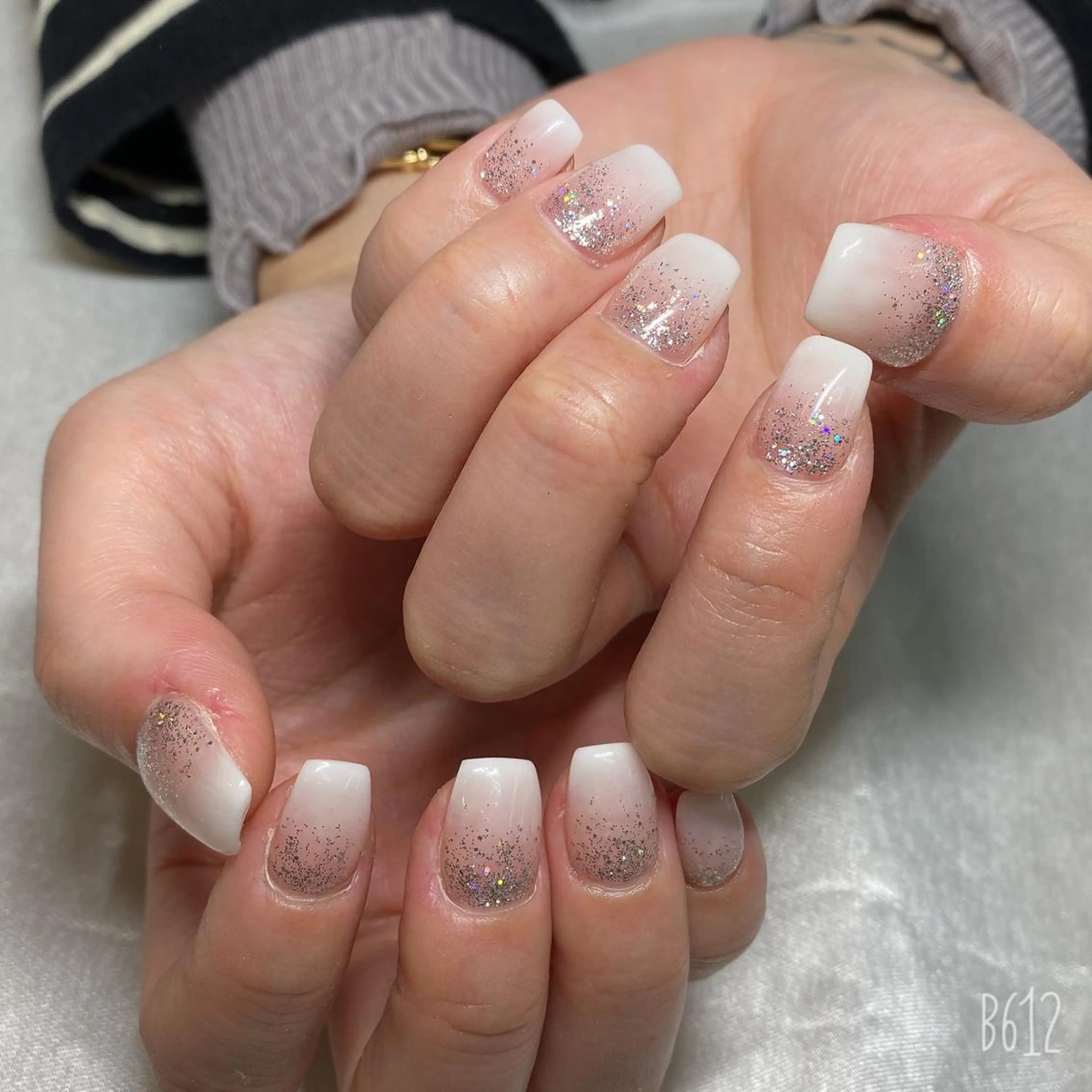 ミディアム パーマ ヘアアレンジ メンズ キッズ ネイル マツエク・マツパ アイブロウ グラデーション ラメ(グリッター) ホワイト ハンドネイル ハンドケア 今福鶴見ネイル 8(ｴｲﾄ)のネイルデザイン