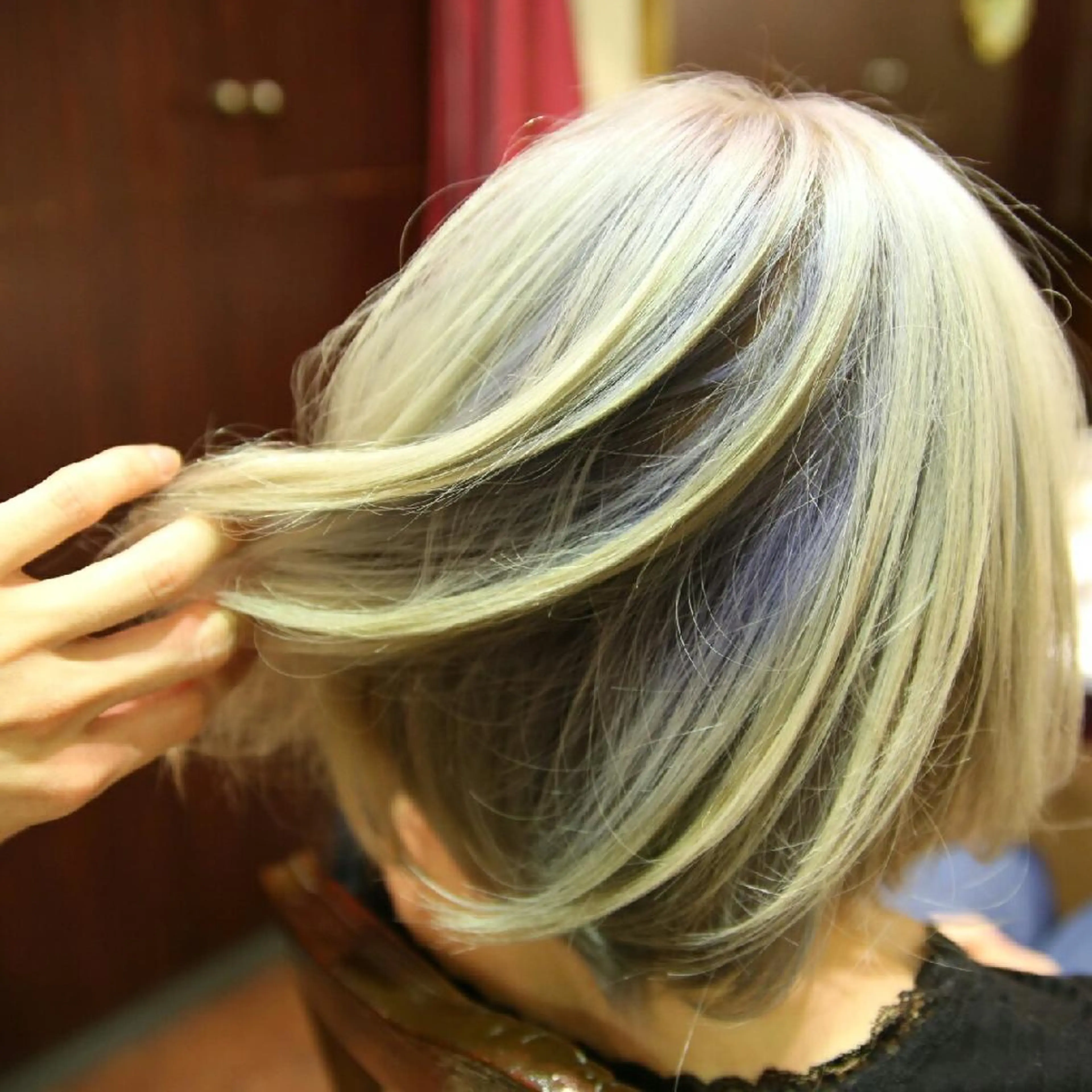 ミディアム カラー ブリーチ ハイトーンカラー 艶髪✨ハイトーン ✨ホワイト✨北宗一郎のヘアスタイル