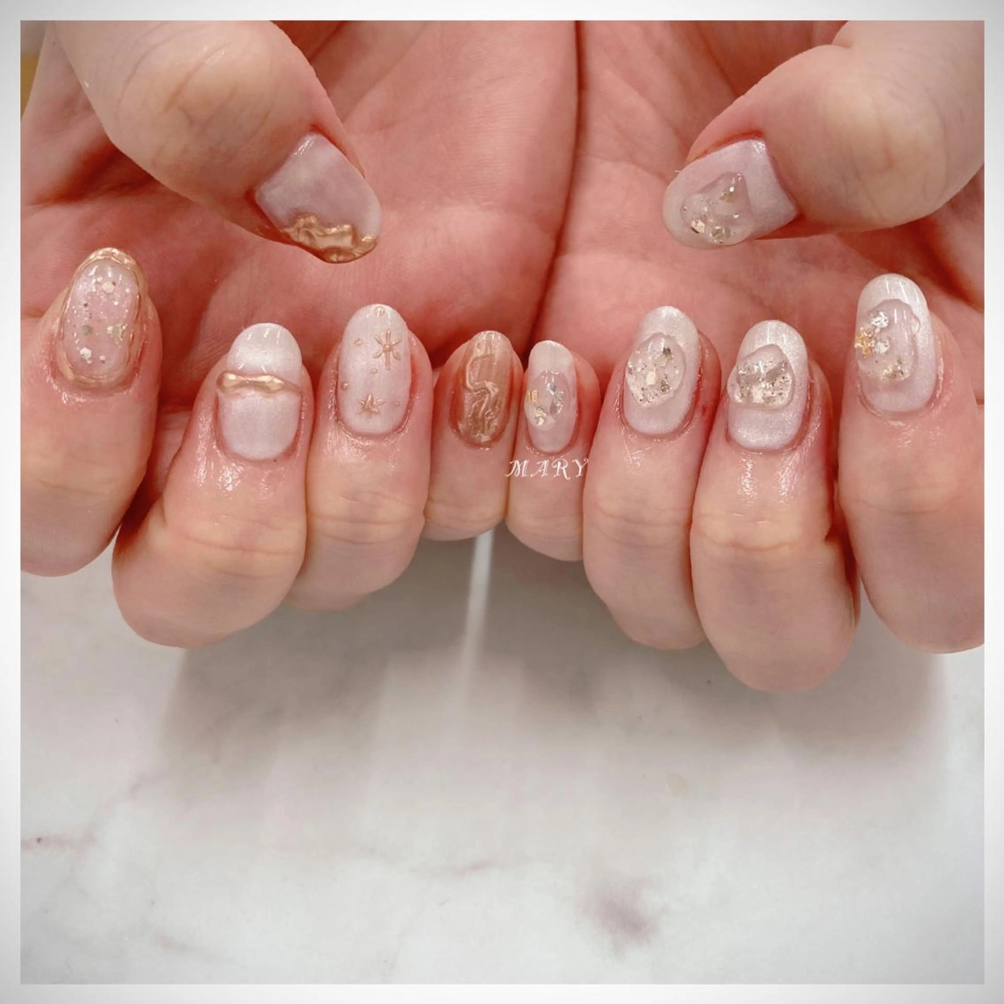 ネイル ミラーネイル ニュアンスネイル ワンカラーネイル ホワイト 冬ネイル ハンドネイル Mary nail所属・Mary nail .narumiのネイルデザイン