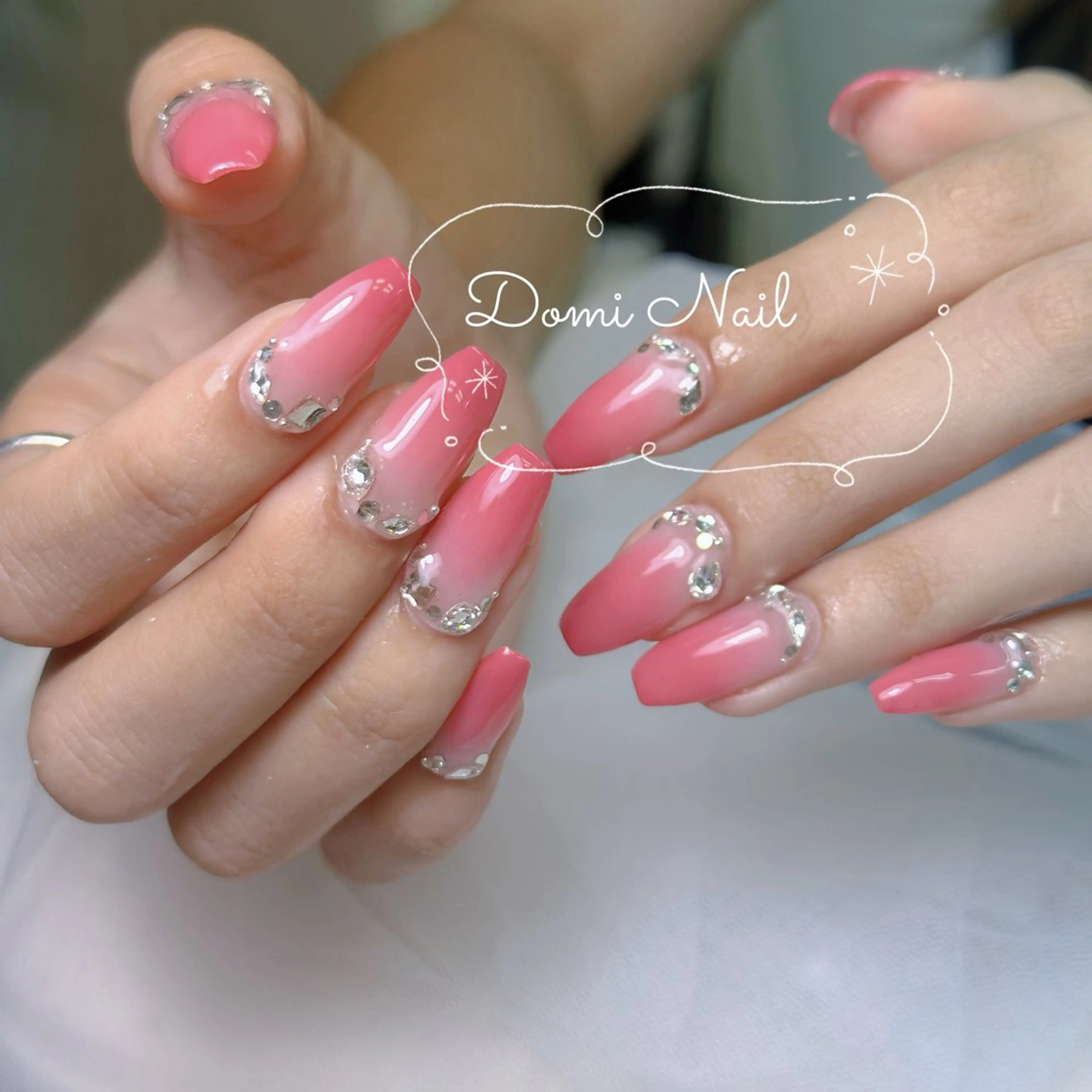 ネイル グラデーション ストーンネイル ハンドネイル Domi Nail Salon所属・Domi Nail Salonのネイルデザイン