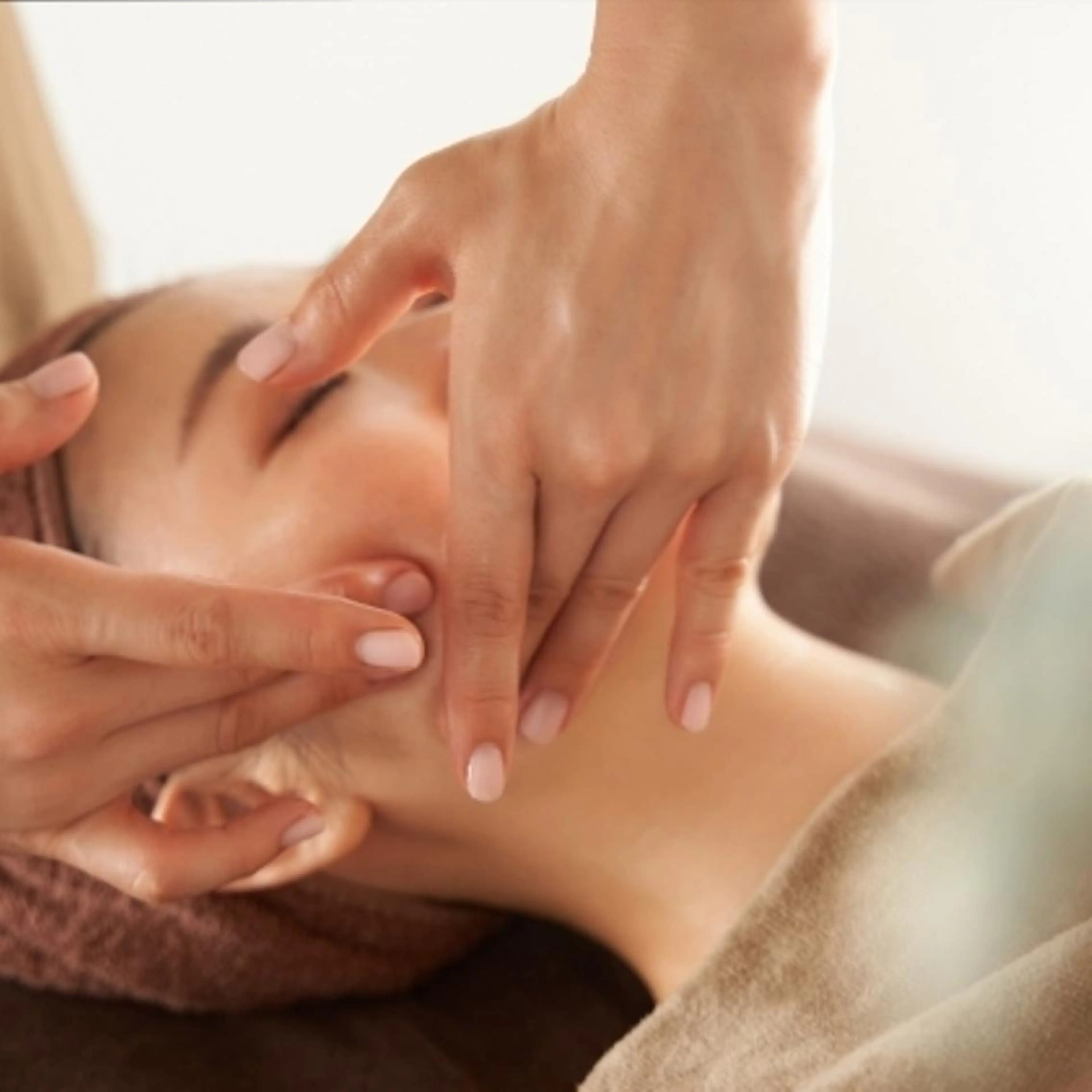 顔筋肉エステベーシック60分☆背中のリンパマッサージ付き✨の写真