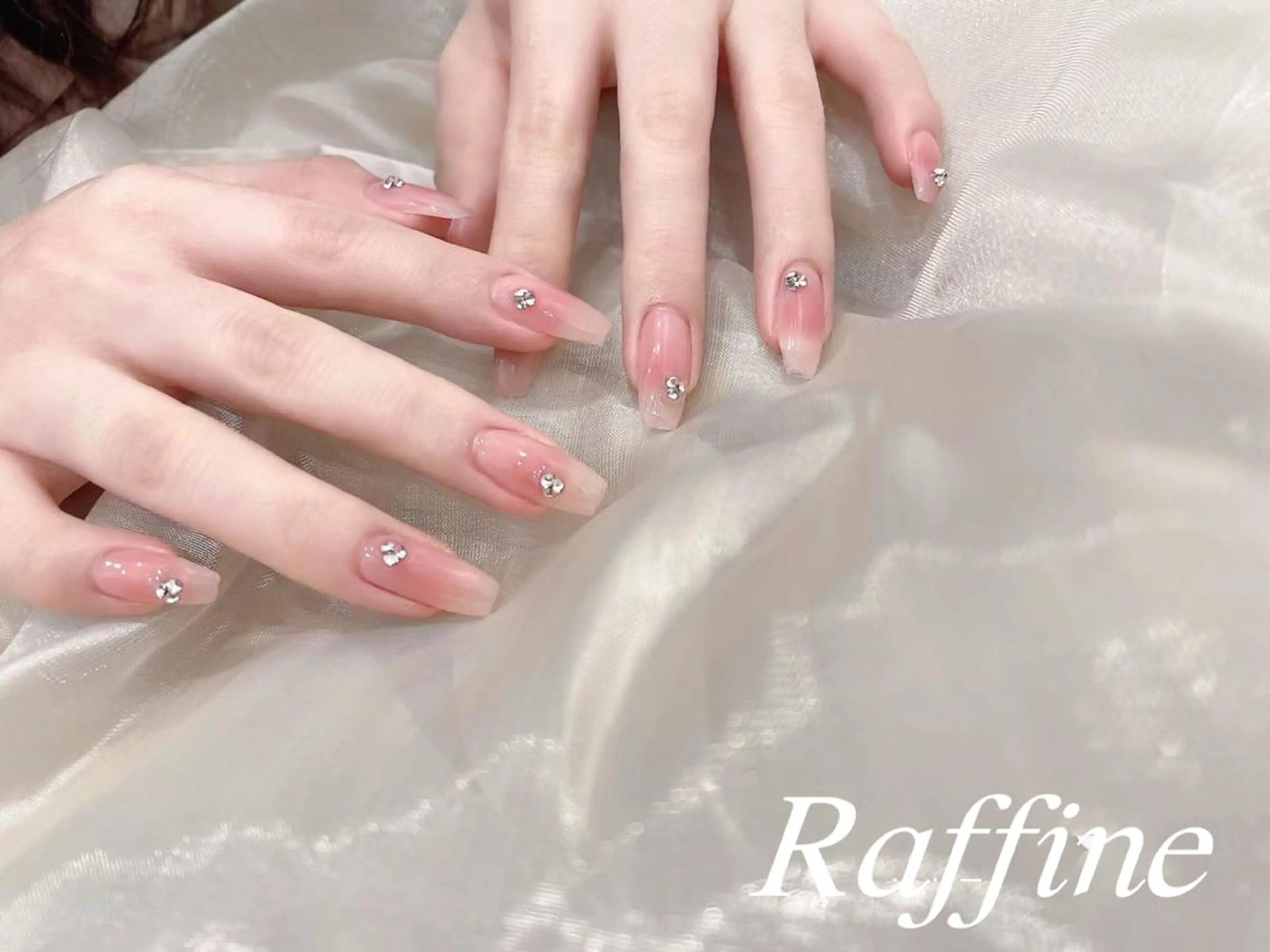 ネイル ハンドネイル RAFFINE 月🦋🩵のネイルデザイン