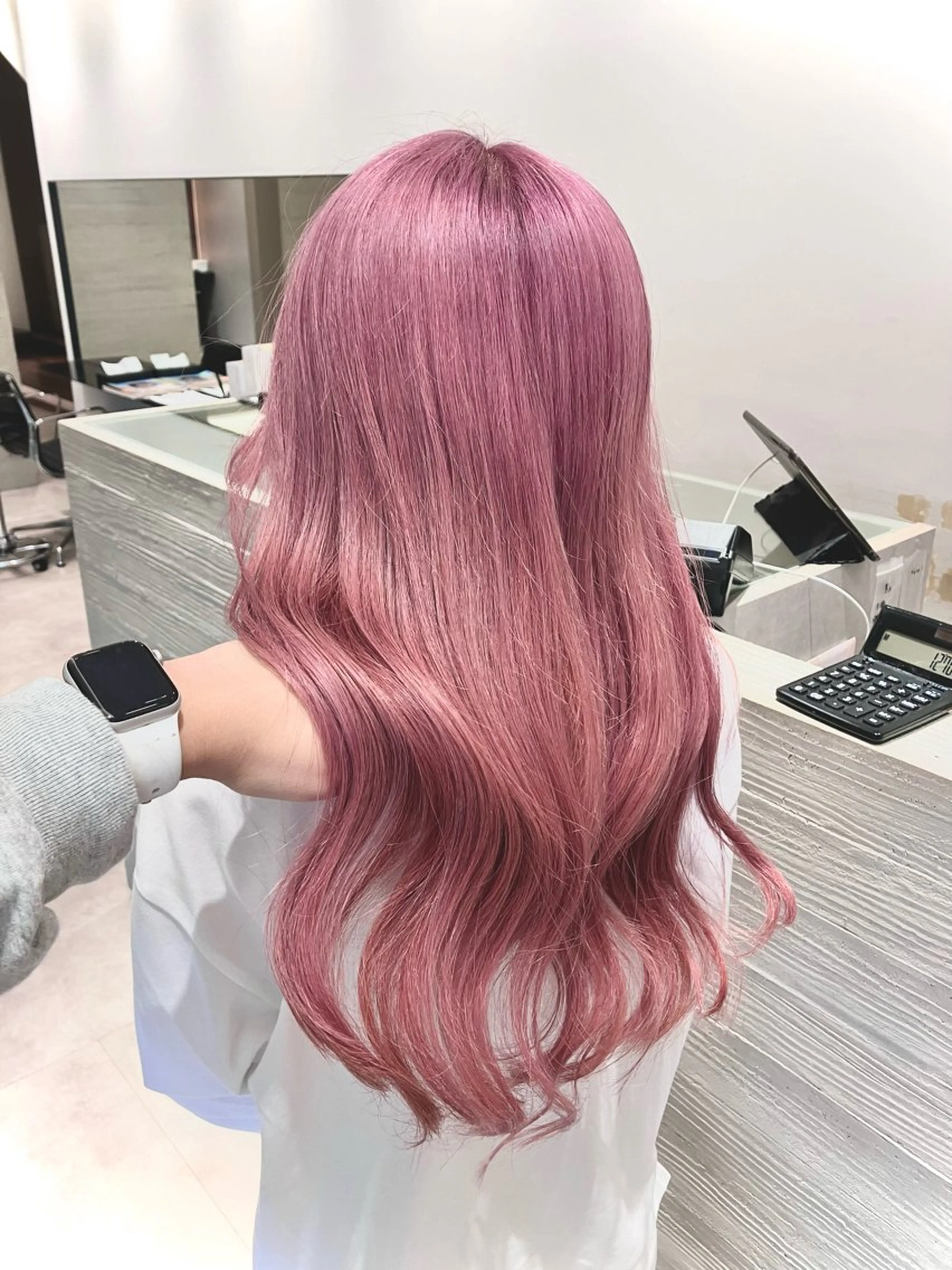 ロング カラー ブリーチ ピンクカラー NEST by chord所属・サキ🤍ハイトーン 🩰くびれ巻きヘアのヘアスタイル