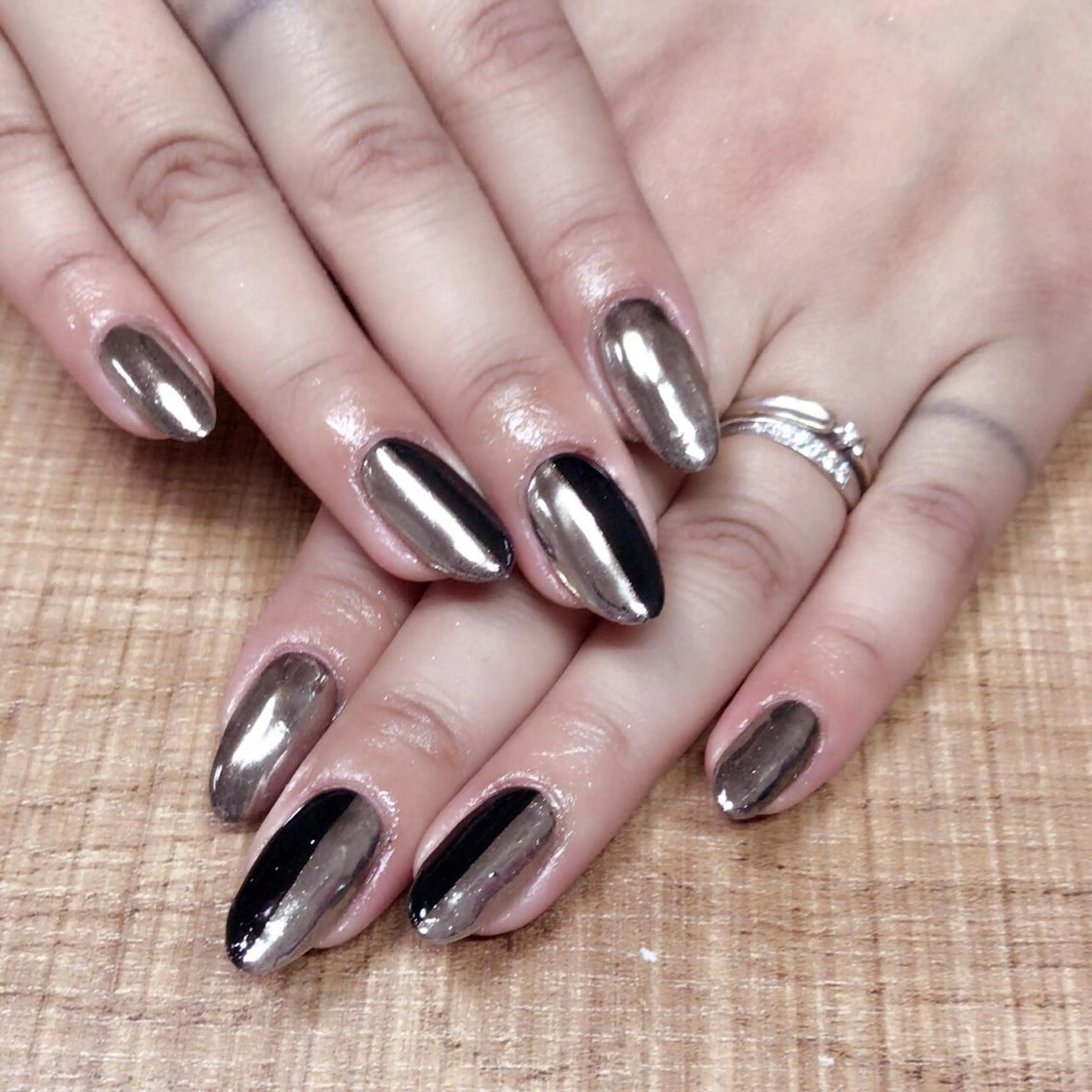ネイル アートネイル ミラーネイル シルバー 安藤 Charlotteのネイルデザイン