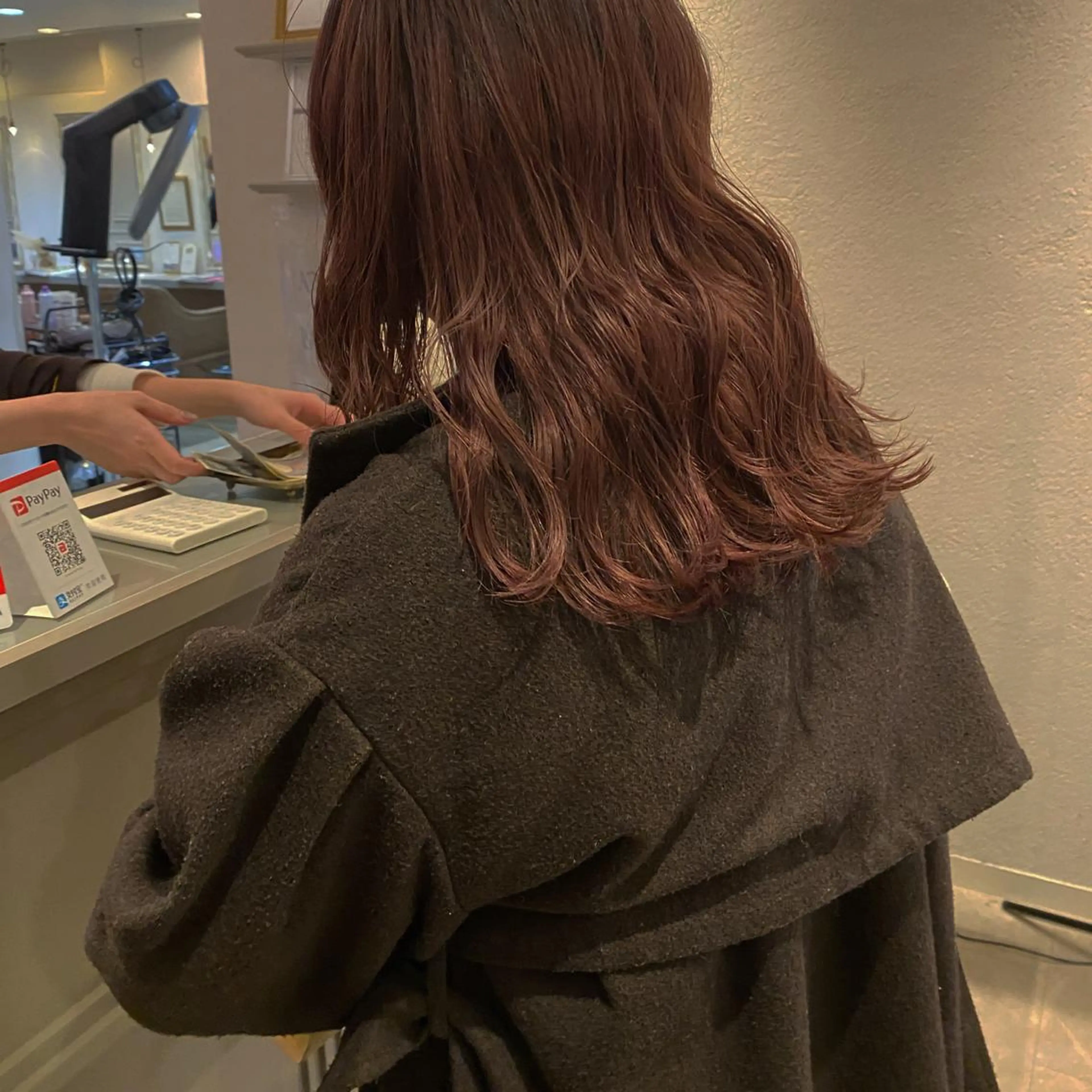セミロング カラー ベージュカラー ピンクカラー ピンクベージュ カット ヘアカラー ウルフカット 811 大阪梅田 ウルフのヘアスタイル