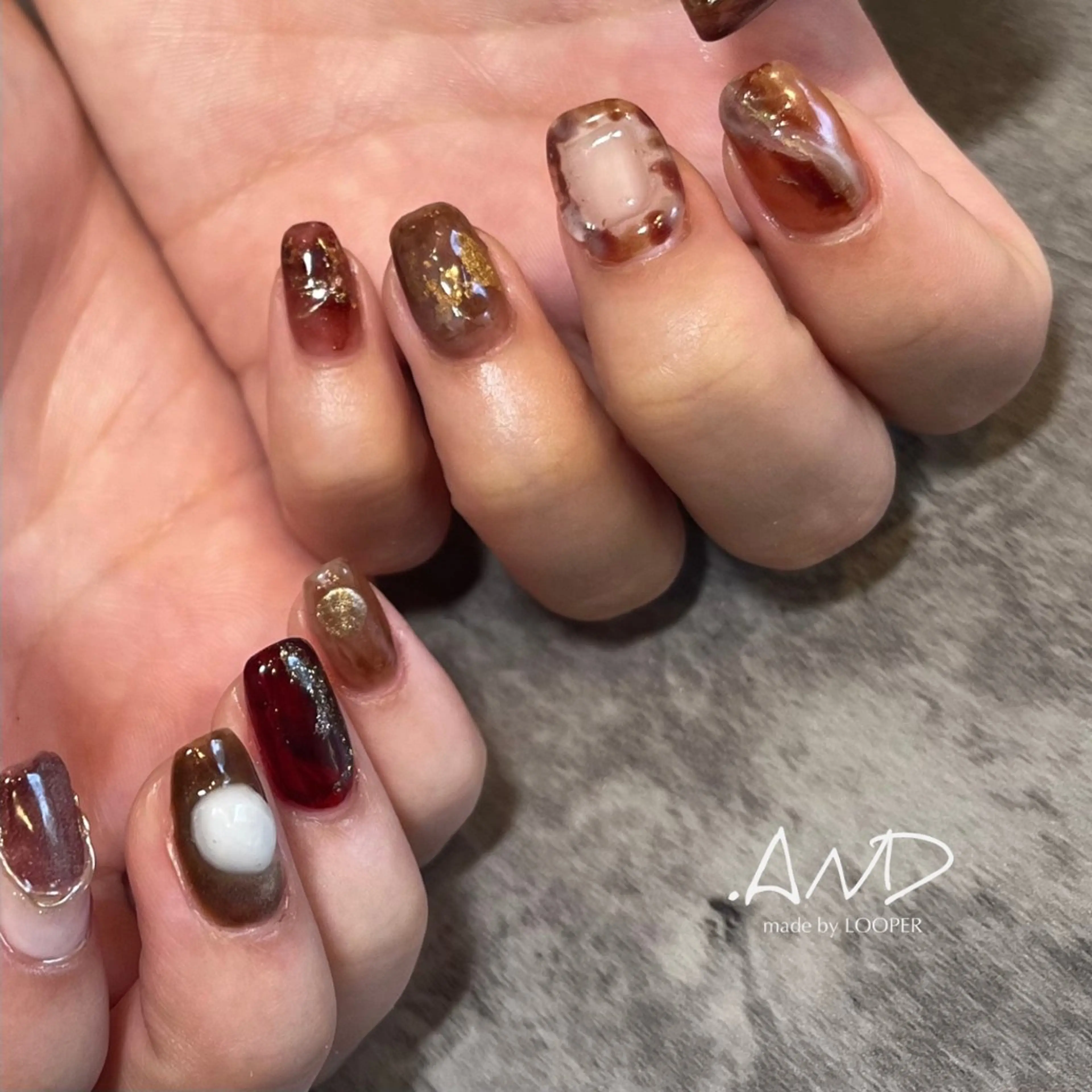 ネイル アートネイル ブラウン ニュアンスネイル 赤色 ハンドネイル LOOPER所属・mzh ...のネイルデザイン