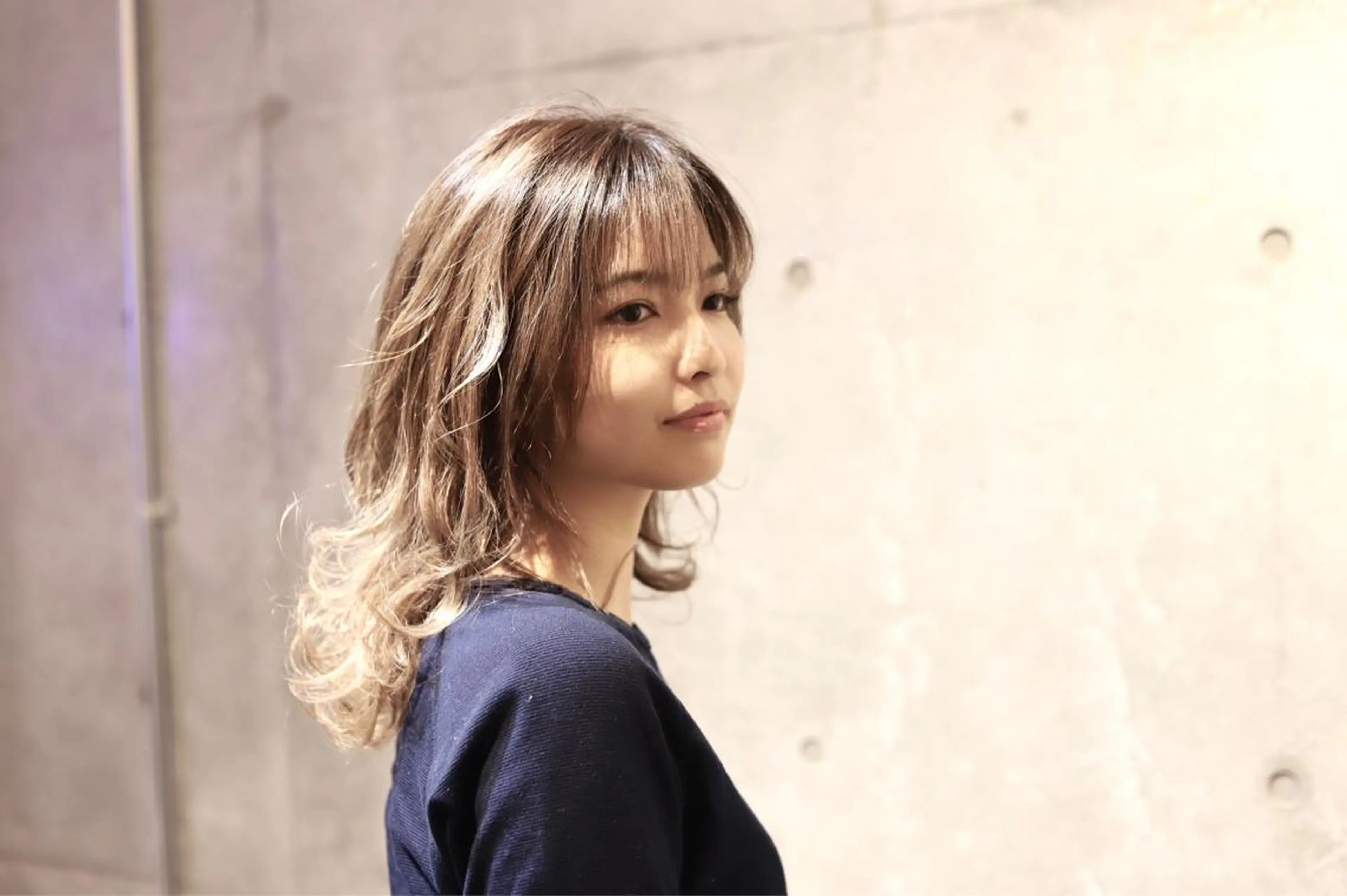 ロング カラー アッシュ ベージュカラー ハイトーンカラー シースルーバング アドミラルYoshi oのヘアスタイル