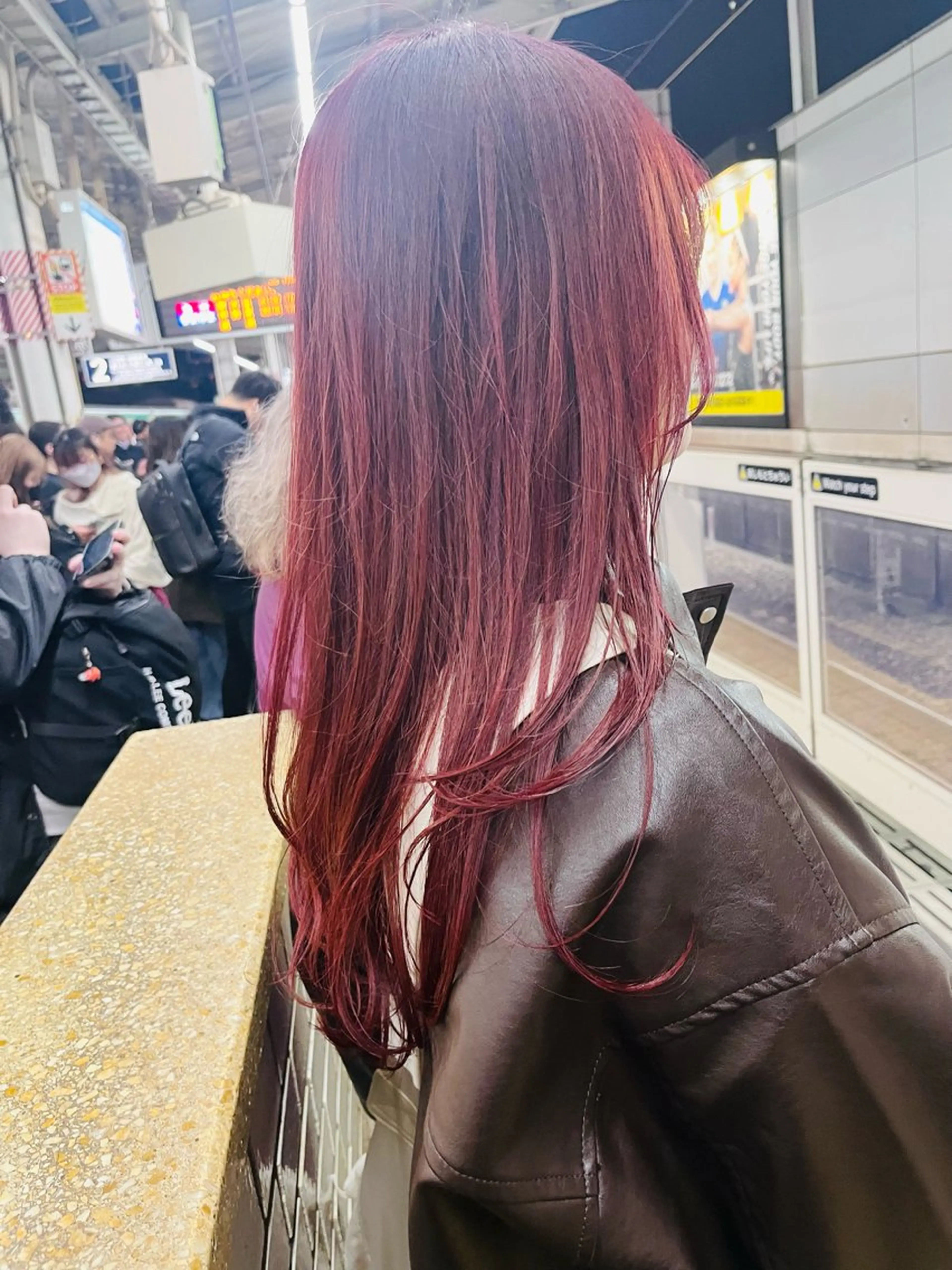 ロング カラー レッドカラー 遠藤 乙夏のヘアスタイル