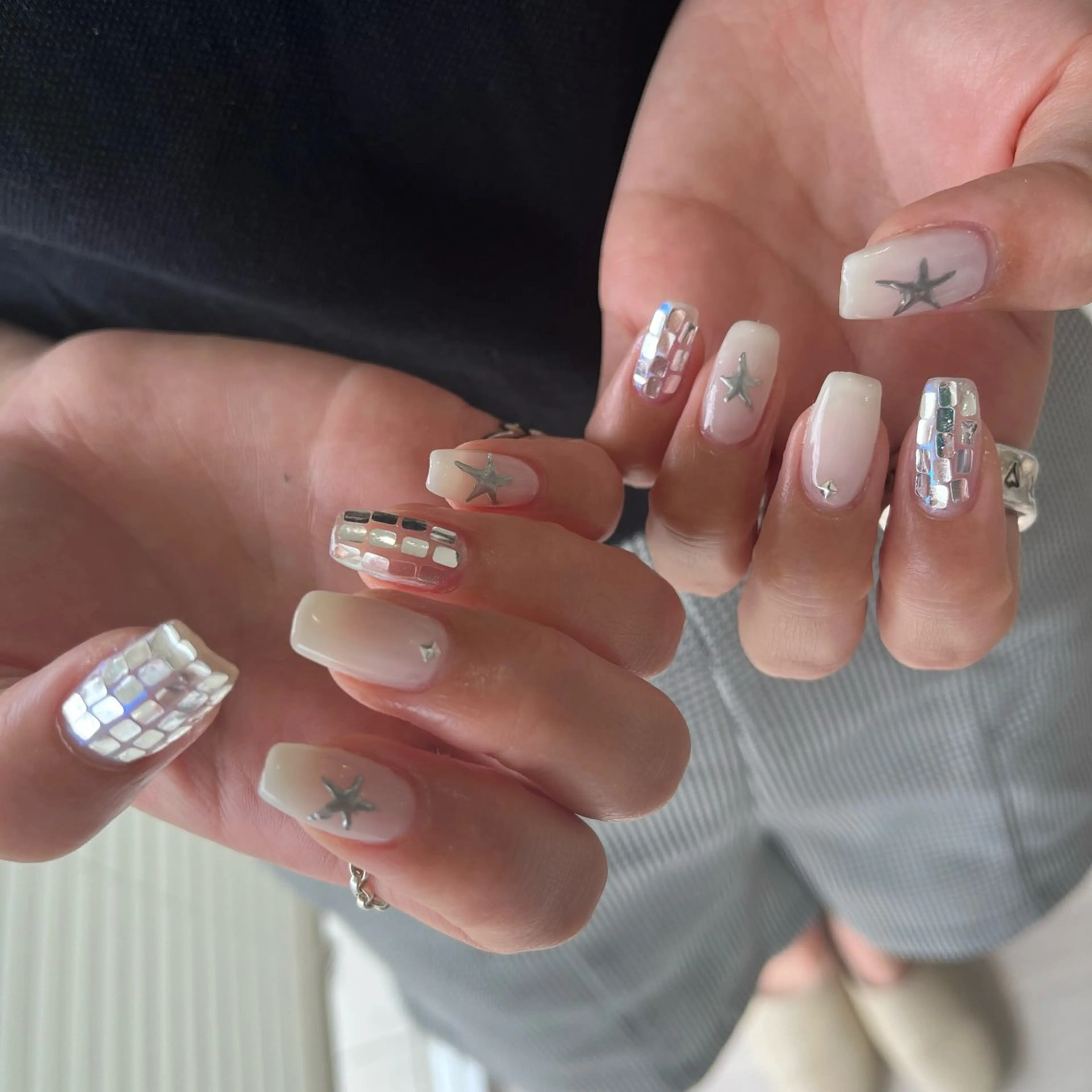ネイル ミラーネイル シルバー ホワイト #Amin所属・#Amin nail salonのネイルデザイン
