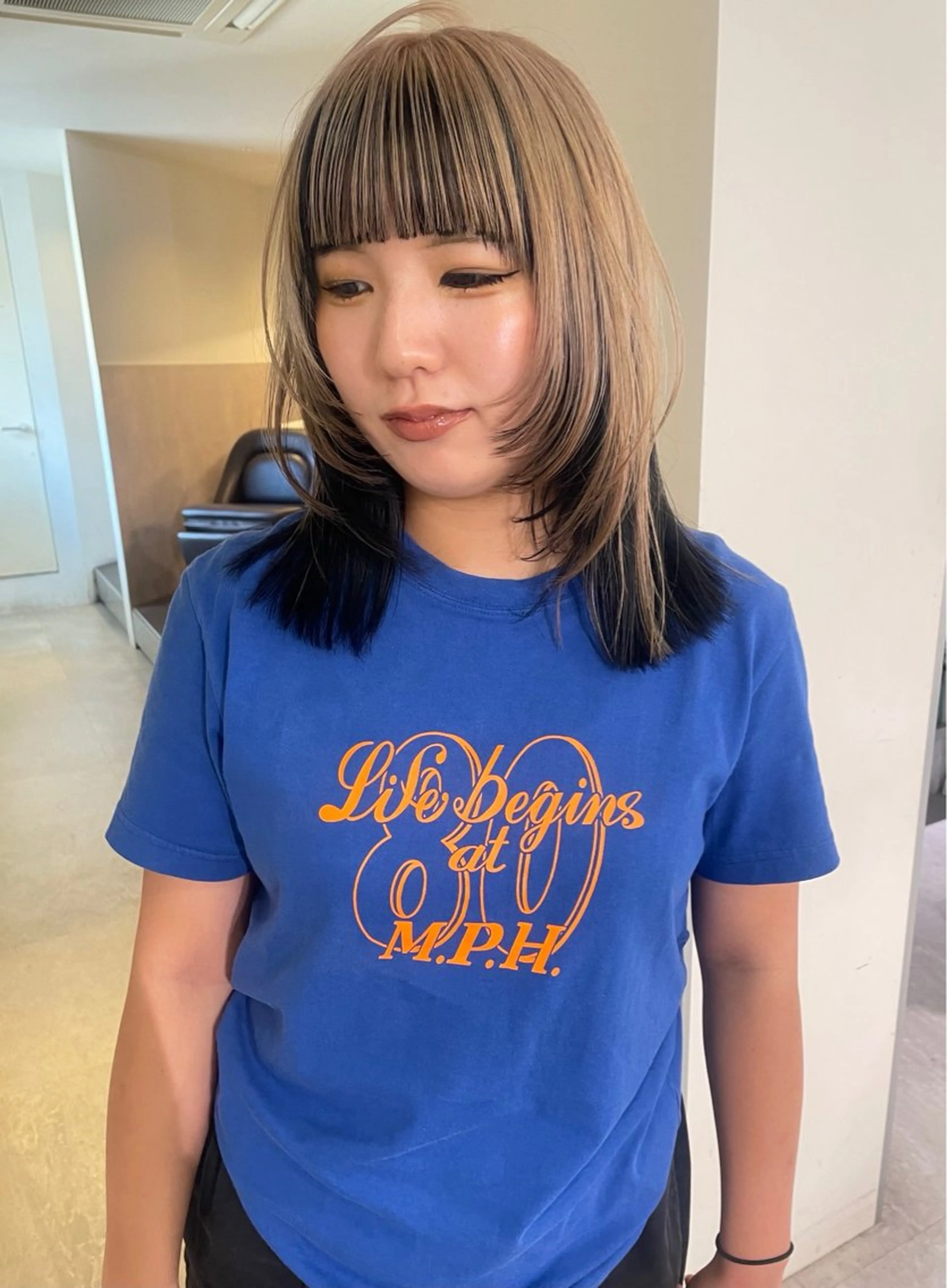 ミディアム カラー ベージュカラー ブリーチ ケアブリーチ デザインカラー ダブルカラー カット ヘアカラー トリートメント MIU/ルーツカラー 顔まわりレイヤーのヘアスタイル