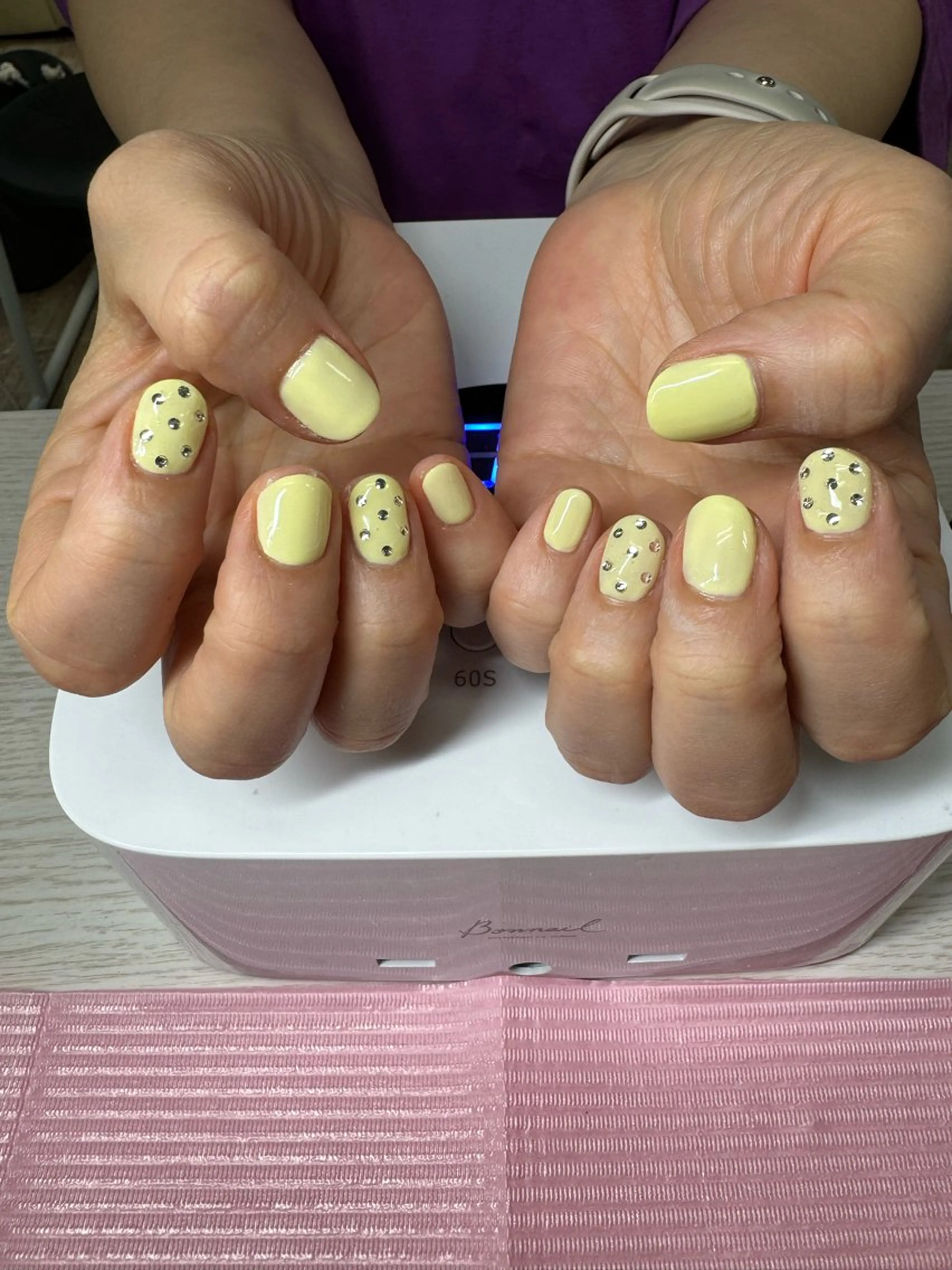 ネイル パステルネイル ストーンネイル 黄色 VENUSBELT 杏のネイルデザイン
