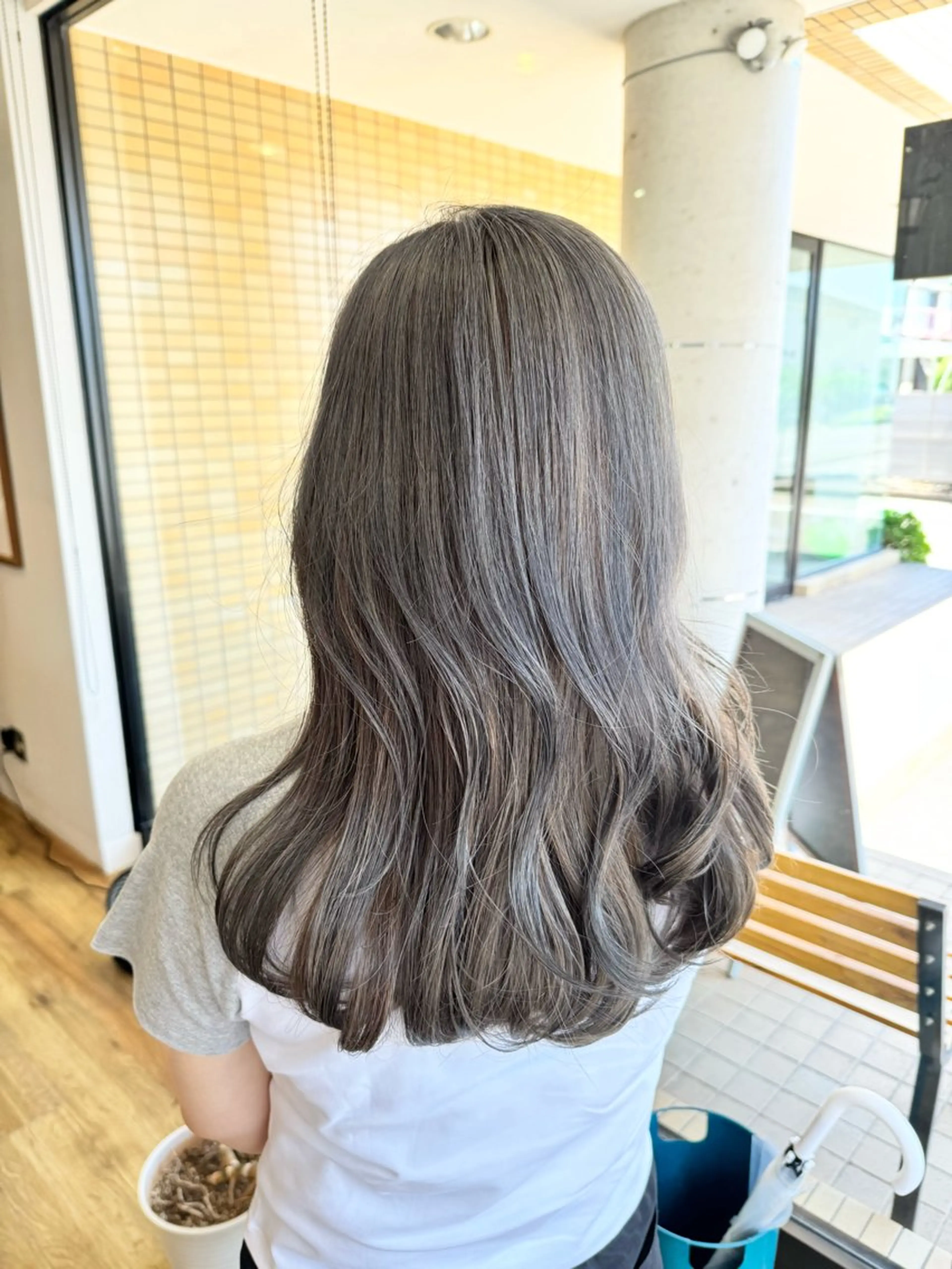ロング カラー ブリーチ グレージュ ヘアカラー トリートメント ツキダテ ユイのヘアスタイル