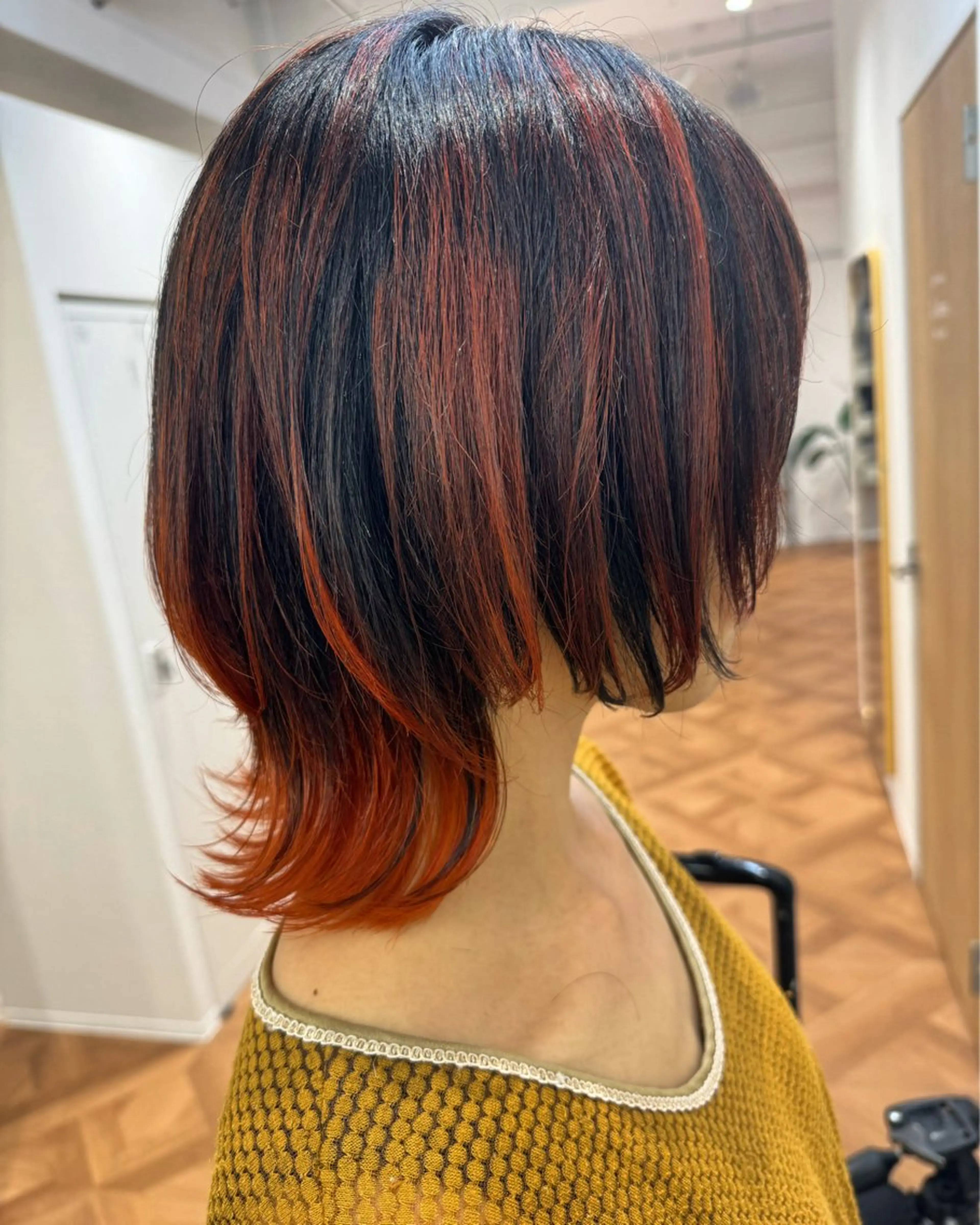ミディアム カラー ハイライトカラー オレンジ ハイライト ウルフカット カット ヘアカラー 佐々木 有彩のヘアスタイル